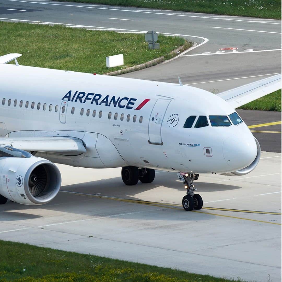 エールフランスのインスタグラム：「One last turn, and soon feeling the wind of a new adventure rushing under your wings ✈️ Un dernier virage, et bientôt sentir sous ses ailes le vent d’une nouvelle aventure!  #AirFrance #Franceisintheair」