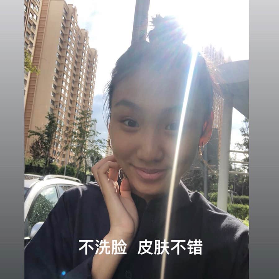 lixibei_iceのインスタグラム：「🛁☀️ 电视剧➕被窝儿➕咖啡」
