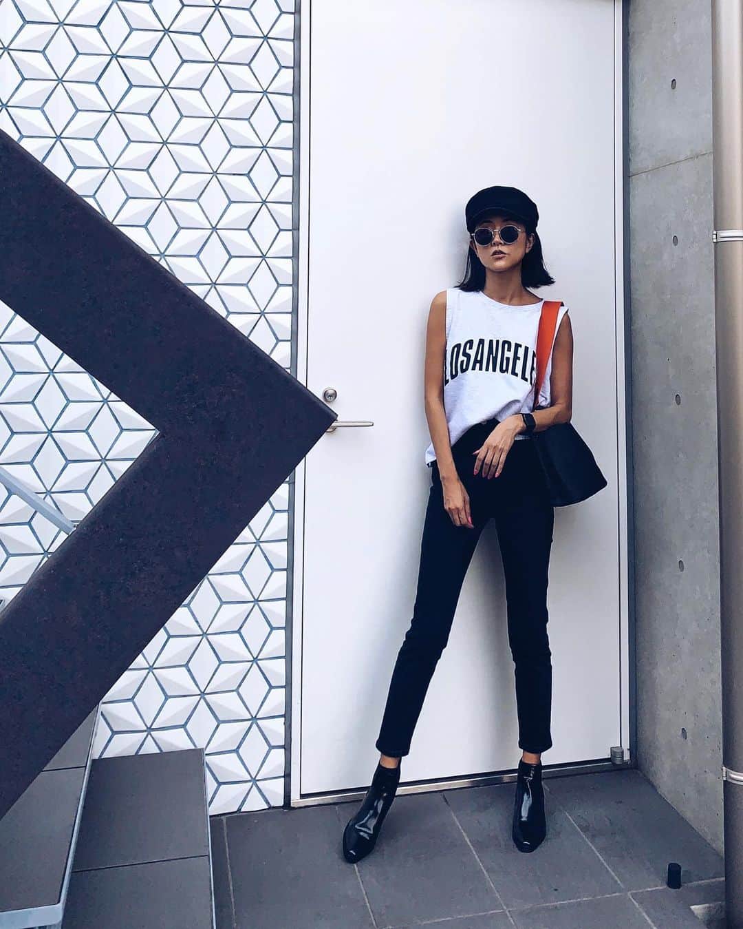 のインスタグラム：「Style:) keep it simple…😎 . タンク×ブラックスキニー×エナメル . まだまだ暑いけど 秋もしたい…🍂 なのでスエットタンク🙋🏻‍♀️❤️ . けど…暑い…毎日…😀💦💦 . 今日もお疲れ様でしたーー☕️♫ . #RULAHコーデ#RULAH_official#ブラックスキニー#ブーツ#スキニー#ALL新作#デニム#カジュアルコーデ#楽しいことしたい#す」