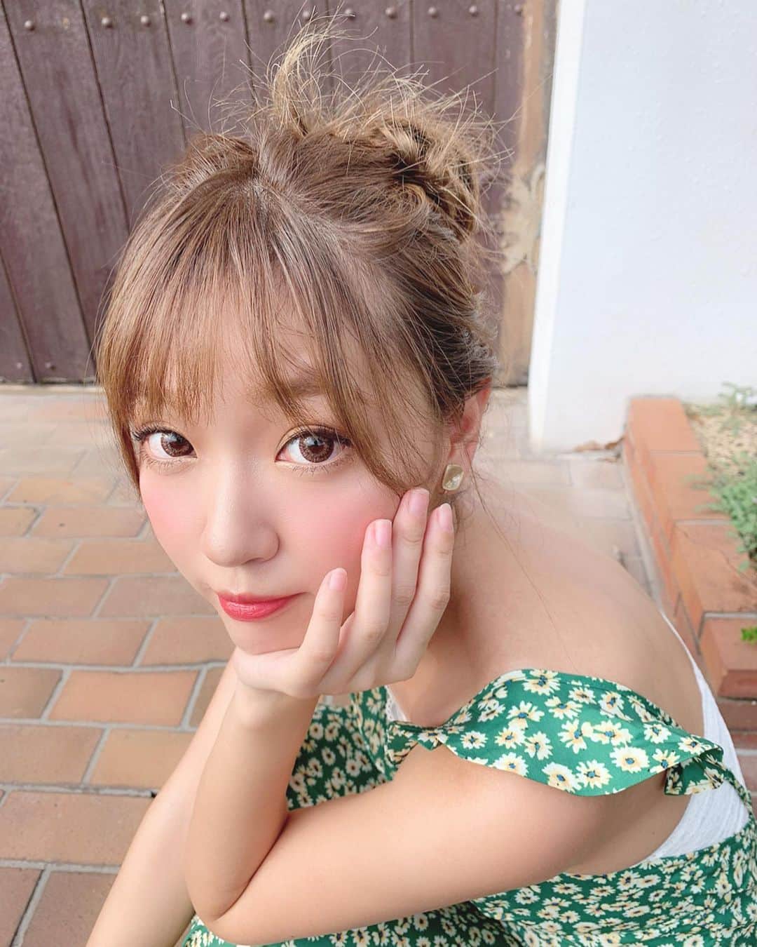 いっちゃん/嶋津 いつみのインスタグラム：「. . 妹👧🏼が撮った姉👱🏻‍♀️ . . . . こういう時、だいたい足元に むーたん🐶がいます💓 . . . . ウザイぐらいにちょっかい出すと ガルガル言われるけど それが可愛くてやっぱりウザい奴になるー❤️ . . . . これ、愛犬家あるあるやんな？😎✨ . . . . . . #関西  #関西サロモ  #サロンモデル #サロモ #いっちゃん  #フリーモデル #関西モデル  #あざといっちゃん #かわいっちゃん #いっちゃんコーデ #ブライダルモデル #アレンジモデル #ヘアカラー  #ヘアアレンジ #ootd #撮影依頼受付中 . . . . . . .  8月9月のお仕事依頼受付中です🧚🏻‍♀️💜」