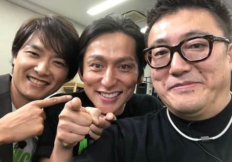 川久保拓司さんのインスタグラム写真 - (川久保拓司Instagram)「WOWOW『グリーン＆ブラックス』のロケで、ミュージカル『ペテン師と詐欺師』の稽古場に突撃してきました！ 井上芳雄さんと共に！ 福田さん演出のミュージカルの稽古場は…めちゃくちゃ楽しかったです！！ この様子は8月28日（水）23:00〜から放送です！ ぜひ見てください！ めちゃくちゃ楽しかったですー！！ #グリーンアンドブラックス #greenandblacks #wowow #福田雄一 #井上芳雄 #ペテン師と詐欺師 #山田孝之 #石丸幹二 #宮澤エマ #保坂知寿 #大和田美帆 #岸祐二 #新橋演舞場 #ミュージカル #musical」8月22日 22時19分 - takuji_kawakubo