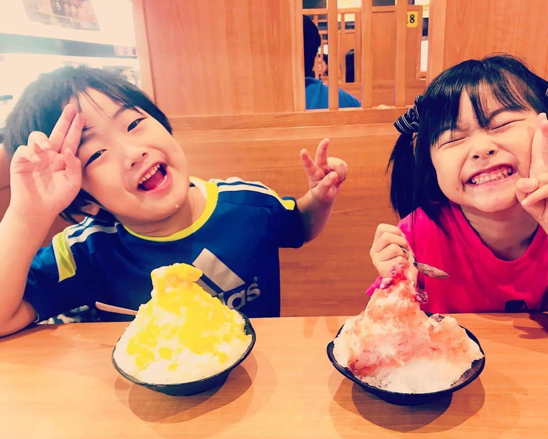 吉田ヒトシさんのインスタグラム写真 - (吉田ヒトシInstagram)「昨夜、子供達は赤ちゃんと初対面。凝視してからの興奮する姿。  出産の前日から茨城のばあばあに見てもらっていたので実家に迎えに行きました。仕事も立て込んでいますが、せっかくなので子供達と遅めのお盆休み。子供たちとシルバニアパークに行ったり、実家で手作り餃子をしたりしました。 もちろん仏壇で天国のお父さんに４番目の子誕生の報告もしました。15年も経つので寂しくはないけどやっぱり孫見せたかったなぁ、なんてことは子供が生まれたから思うこと。 明日はママと赤ちゃんが退院。部屋片付けなくちゃ。  #赤ちゃん #4人目 #天国のパパ #シルバニアファミリー #子育て #初対面 #手作り餃子 #吉田ヒトシ #金子祐生 #帝王切開 #男の子 #部屋の片付けが終わらない」8月22日 22時24分 - yoshida__hitoshi