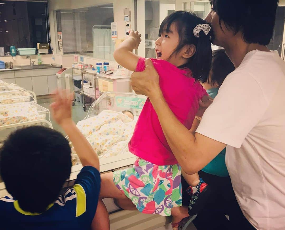 吉田ヒトシさんのインスタグラム写真 - (吉田ヒトシInstagram)「昨夜、子供達は赤ちゃんと初対面。凝視してからの興奮する姿。  出産の前日から茨城のばあばあに見てもらっていたので実家に迎えに行きました。仕事も立て込んでいますが、せっかくなので子供達と遅めのお盆休み。子供たちとシルバニアパークに行ったり、実家で手作り餃子をしたりしました。 もちろん仏壇で天国のお父さんに４番目の子誕生の報告もしました。15年も経つので寂しくはないけどやっぱり孫見せたかったなぁ、なんてことは子供が生まれたから思うこと。 明日はママと赤ちゃんが退院。部屋片付けなくちゃ。  #赤ちゃん #4人目 #天国のパパ #シルバニアファミリー #子育て #初対面 #手作り餃子 #吉田ヒトシ #金子祐生 #帝王切開 #男の子 #部屋の片付けが終わらない」8月22日 22時24分 - yoshida__hitoshi