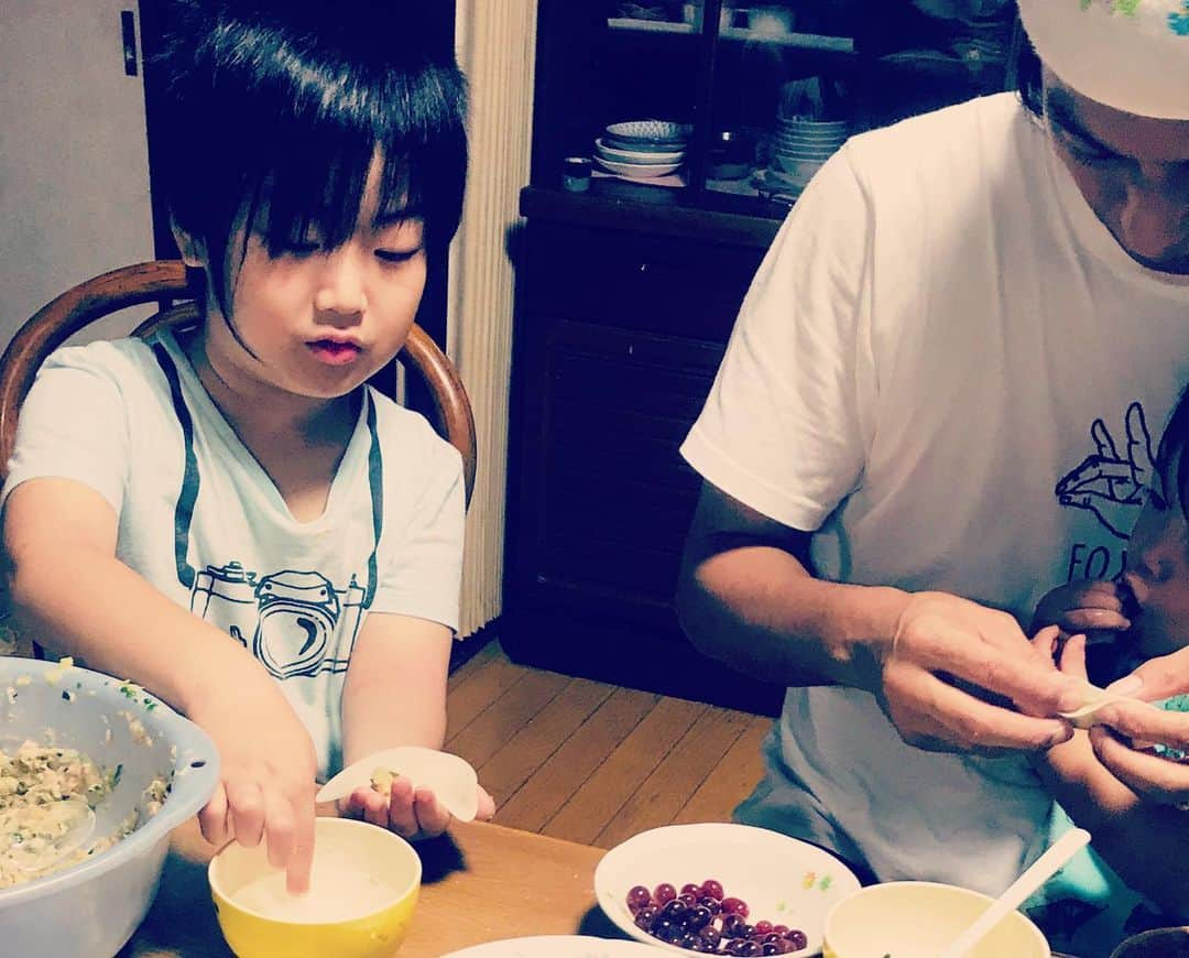 吉田ヒトシさんのインスタグラム写真 - (吉田ヒトシInstagram)「昨夜、子供達は赤ちゃんと初対面。凝視してからの興奮する姿。  出産の前日から茨城のばあばあに見てもらっていたので実家に迎えに行きました。仕事も立て込んでいますが、せっかくなので子供達と遅めのお盆休み。子供たちとシルバニアパークに行ったり、実家で手作り餃子をしたりしました。 もちろん仏壇で天国のお父さんに４番目の子誕生の報告もしました。15年も経つので寂しくはないけどやっぱり孫見せたかったなぁ、なんてことは子供が生まれたから思うこと。 明日はママと赤ちゃんが退院。部屋片付けなくちゃ。  #赤ちゃん #4人目 #天国のパパ #シルバニアファミリー #子育て #初対面 #手作り餃子 #吉田ヒトシ #金子祐生 #帝王切開 #男の子 #部屋の片付けが終わらない」8月22日 22時24分 - yoshida__hitoshi