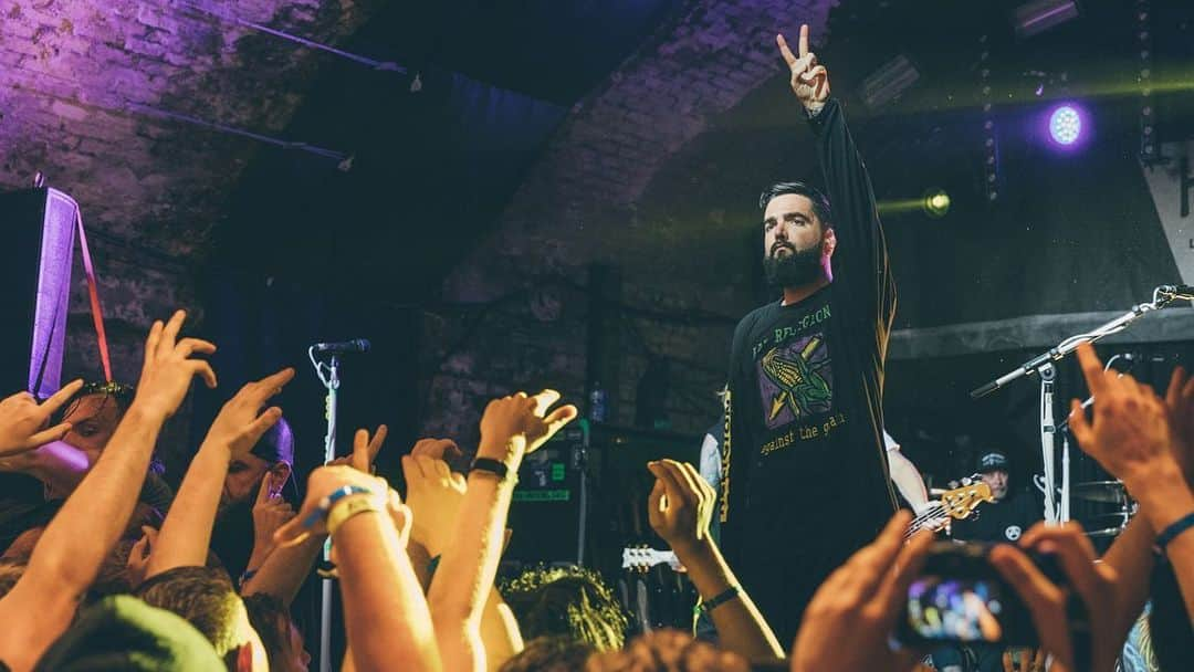 Kerrang!さんのインスタグラム写真 - (Kerrang!Instagram)「A Day To Remember destroyed London’s House Of Vans last night. Link in bio for full gallery. . . . 📸: @wondergirlphoto  #adaytoremember #adtr #poppunk #metal」8月22日 22時25分 - kerrangmagazine_