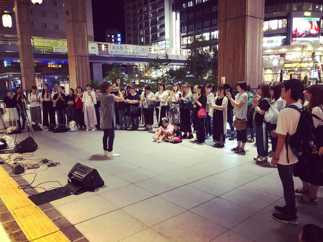 礼保さんのインスタグラム写真 - (礼保Instagram)「長野駅 路上ライブ終了！  今回はアルバムを渡せるまで2回の移動💦 みんなごめんね。 でも待ってくれて 来てくれて そしてついて来てくれて ありがとう。  心配された雨も止んで数曲歌えました！移動したので集合写真は撮れなかったけど。  かわりに唄ってる風景を。  次は24日 加護さんのライブゲスト出演！」8月22日 22時26分 - leo_akanishi_official