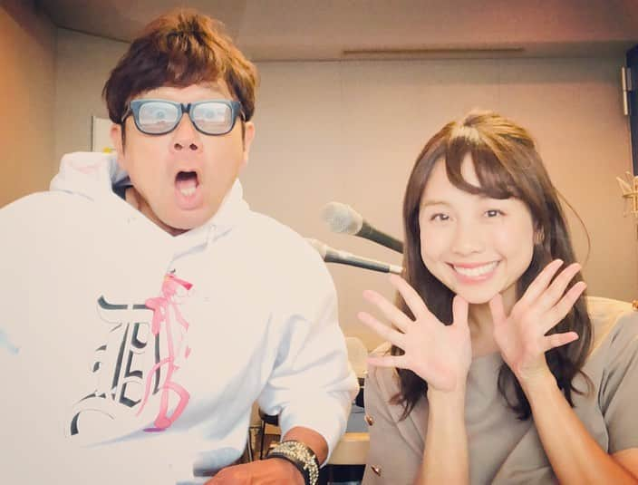 鈴木あきえさんのインスタグラム写真 - (鈴木あきえInstagram)「今日の bayfm『The BAY✰LINE』にて☀️ ゲストに来てくださった #chage さんと一緒に☀️☀️ 小走りをしているというchageさん❣️👟笑  とってもセクスィーかつチャーミングな時間を ありがとうございました😊💓 ✱ ✱  さて 明日は 文化放送『なな→きゅう』 7:00〜9:00生放送🌈  8時から 文化放送1階 サテライトスタジオにて 公開生放送です🥳  みんな お仕事行きがてら ちらっと寄り道してみてね💓🌈 ではでは  明日も素敵な1日になりますように🌈🌈🌈 おやすみなさーい また明日…❤️ ✱ ✱ ーーーーーーーー ✱ ✱ ⚫︎毎週木曜日 bayfm『The BAY✰LINE』 16:00〜18:55生放送✨ ✱ ⚫︎毎週金曜日 文化放送『なな→きゅう』 7:00〜9:00生放送✨✱ ✱ ✱ ⚫︎毎週土曜日 NHKEテレ『すくすく子育て』 12:00〜,21:00オンエア✨ ✱ ✱ ✱ ⚫︎8/25（日） NHK総合『どーも、NHK』 11:20〜11:54生放送✨ ✱ ✱ ⚫︎8/30（金） TBS『キニナル金曜日』 9:55〜10:25オンエア✨」8月22日 22時28分 - akiesuzuki0312