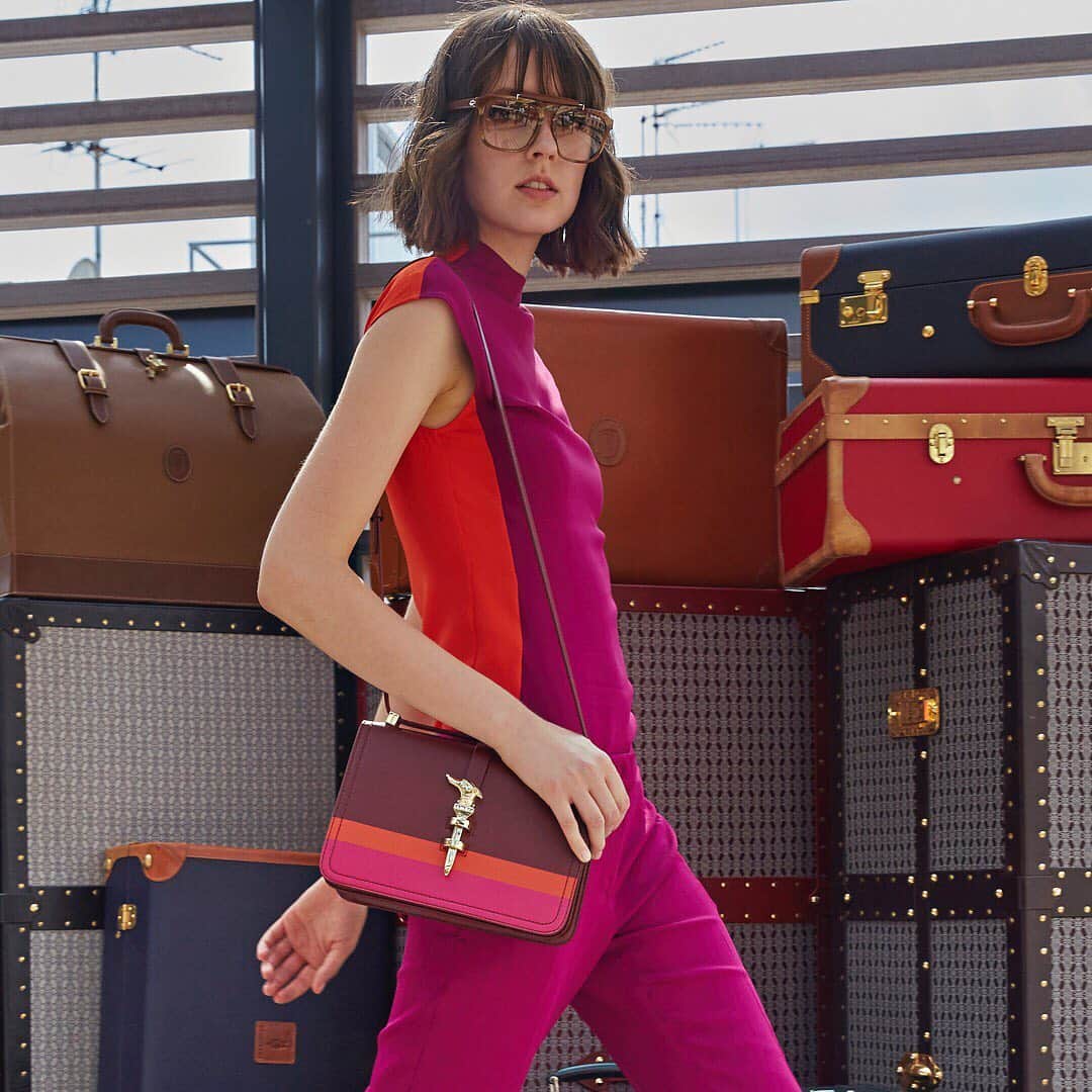 のインスタグラム：「Vibrant colours, glam attitude. Tap the image to shop.  #Trussardi #TrussardiBags」