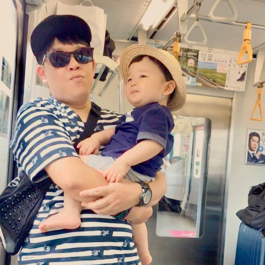 山西章博のインスタグラム：「お盆は大貫さんの実家に行ってたんやで〜。 #赤ちゃん #嫡男 #せがれ #電車移動 #2時間 #まだじっとしてられない #半分は抱っこ #口一緒  #耳だけ似てる #耳以外も似て来た #これ以上似るな #ママリ#パパリ#ベビフル#ベビリトル#コドモノ#mamanoko#コノビー#mamanokoカメラ部#mamanokoギフトキャンペーン#コドモダカラ」