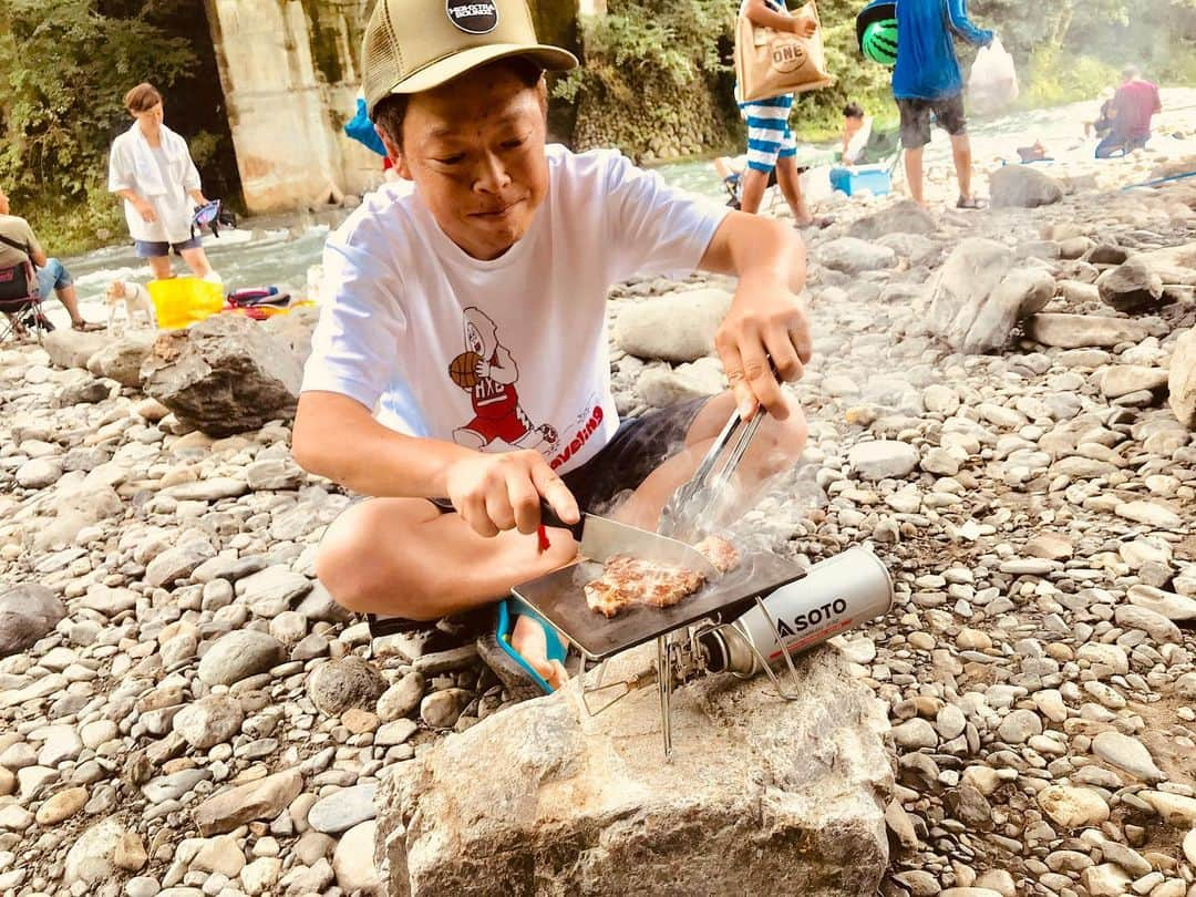 けんじるさんのインスタグラム写真 - (けんじるInstagram)「2019年夏！最後の川部！BBＱを終えました〜！！ 今年も夏を味わえました。  気圧のせいなのか川の上空1m辺りの空中に白い帯状の白い気体が現れました〜！ 夏の思い出でぇ〜〜す！  #けんじる #食い込MEN #芸人 #お笑い #ギャグ #吉本 #ウチのガヤがすみません #ネゴシックス #GO皆川 #CHANMEN #BBＱ #川部 #夏」8月22日 13時49分 - kenjiru0318