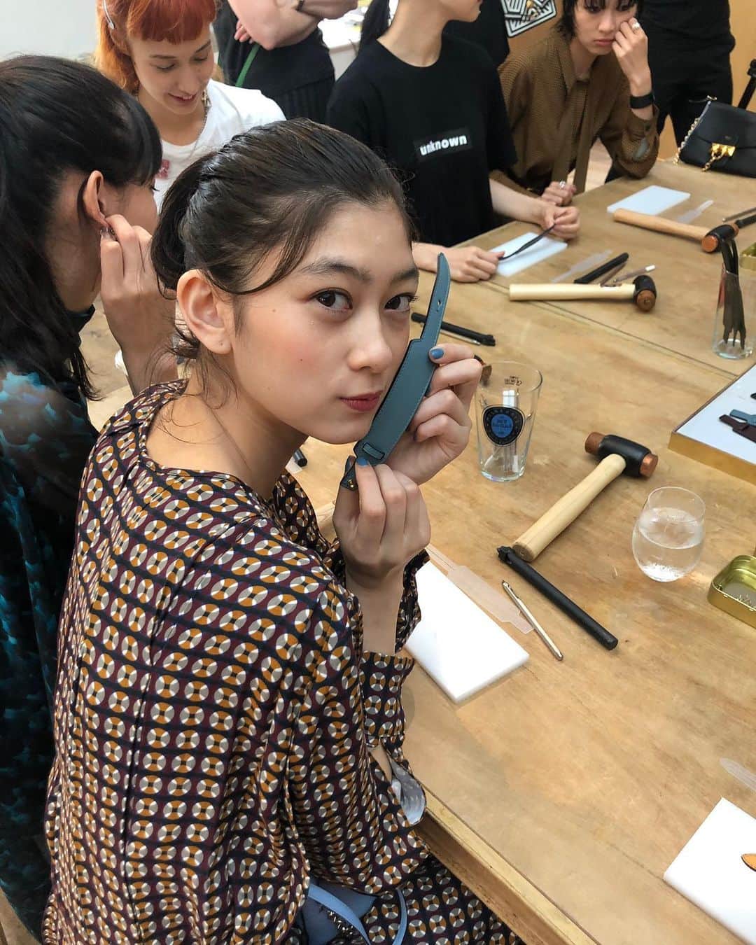 のインスタグラム：「@mulberryengland のワークショップに参加してきました🧡 ブレスレット作ってきたよ✨  Thank you💕  #mulberryxtokyo  #mulberrymylocal」
