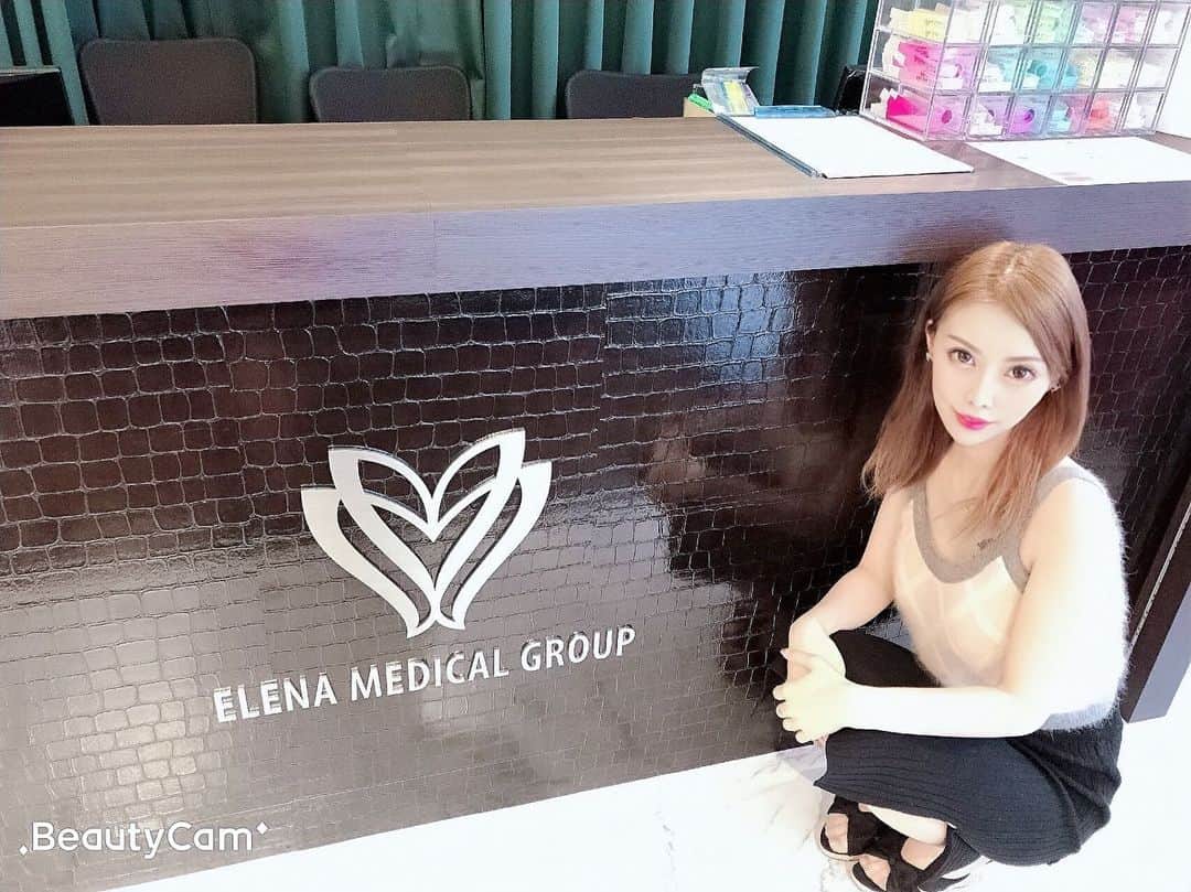 高橋沙弥華のインスタグラム：「日曜日に即美肌になれるって流行りのシャネル注射💉打ってきたよ🥺  2.3日後に肌が生まれ変わって水光肌になるみたいでダウンタイム終わった😍  施術後は日焼けした後みたいな感じでちょっと赤く腫れたけど、本当にぷるぷるなった🥺❣️❣️❣️ 特にお風呂あがりがわかる🥺🥺🥺 2枚目と3枚目に太陽光、スッピン加工なしで写メ載せたけど本当にぷるぷる😊  #エレナクリニック #シャネル注射 #水光肌 #美肌 #ツヤ肌 #美容クリニック #美容皮膚科 #新宿」