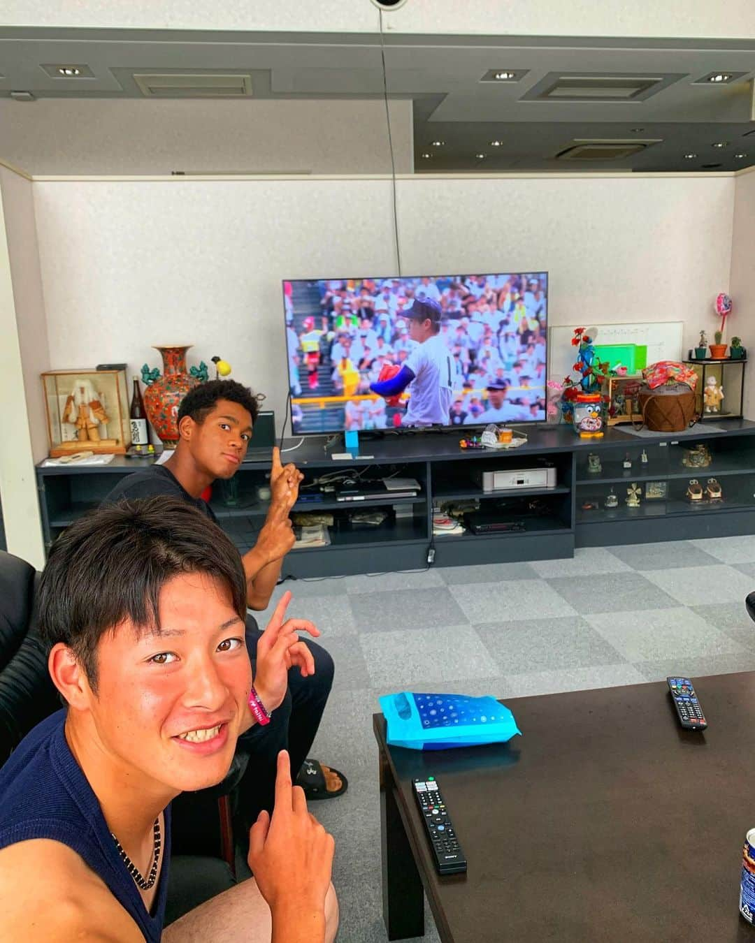 杉谷拳士さんのインスタグラム写真 - (杉谷拳士Instagram)「今日は休み☺️ ロビーで甲子園観戦📣 甲子園のスター達と♫ 「星稜VS履正社」 どっちも頑張れ❗️❗️ 個人的に星稜の6番バッター福本君応援してます^_^ 東練馬シニアの後輩なので⚾️(๑˃̵ᴗ˂̵)‼︎ . 昨日復帰することができました‼︎ ギア⚙上げて後半に猛チャージ〜💪‼︎ . #甲子園 #決勝 #履正社 #星稜 #吉田輝星 #万波中正 #復帰 #ちゅーせーテレビ見ながらすごいうるさい #ちゅーせーは練馬の狂犬 #ちゅーせー空港でユーは何しに日本への取材されたらしい笑」8月22日 14時29分 - kenshi.02