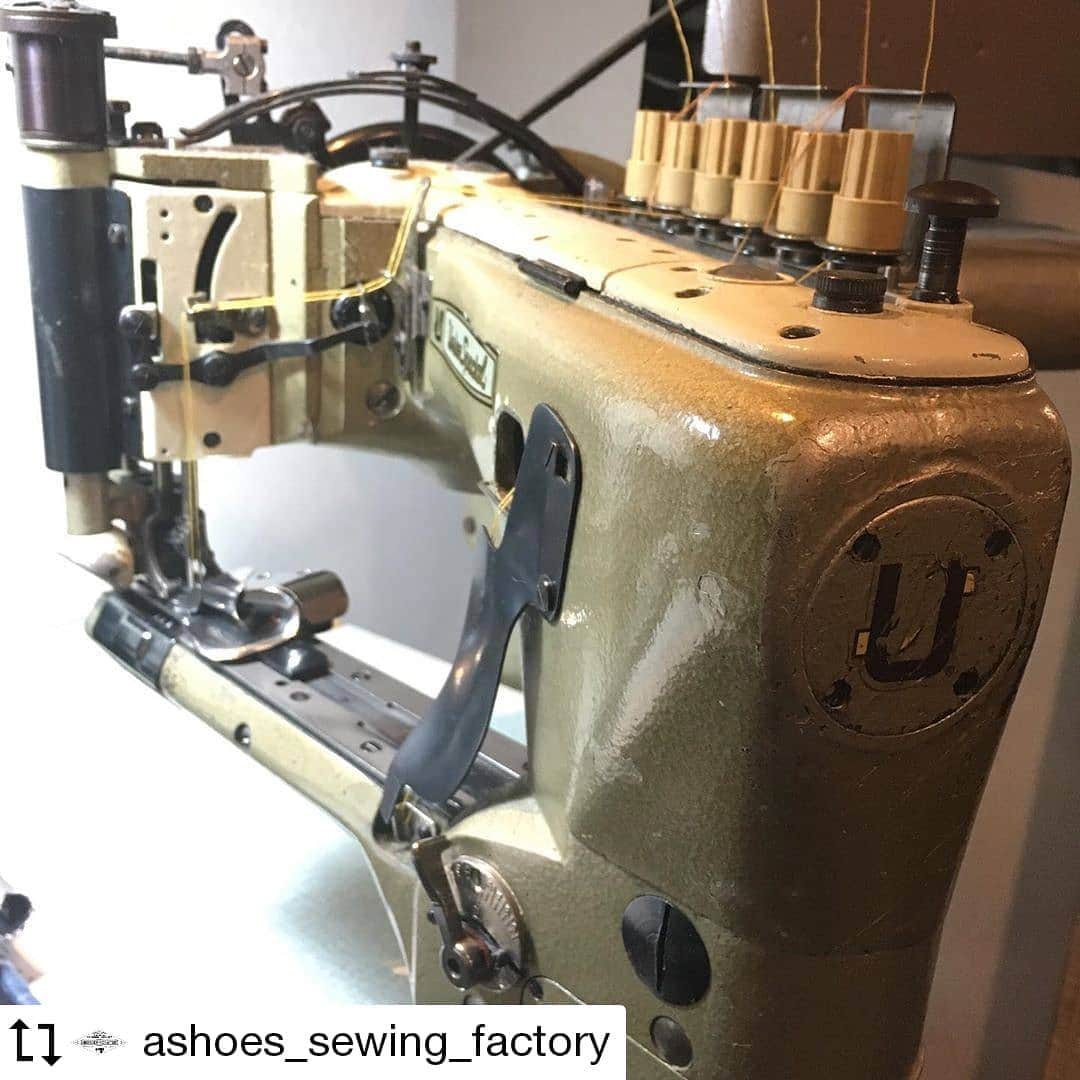のインスタグラム：「#Repost @ashoes_sewing_factory Made by @Image.Downloader · · · · オリジナルGジャンのファーストサンプルを試縫いしています。  縫って着て解るいくつかの気になるポイントを修整してセカンドサンプルにしてゆきます。  秋までにはなんとかしたいと思っています。  リペアも随時受け付けておりますのでお気軽にどうぞ。 ーーーーーーーー 裁断からやっていますので、シルエットにご希望があればセミオーダーも可能です。 ーーーーーーーー #ハンドメイド #デニム #ジーンズ #シルエット変更 #リメイク #デニムリペア #ジーンズ修理 #デニム修理 #サイズ変更 #幅出し #handmade #ashoes #亜洲'S #さいたま #大宮 #裾上げ #チェーンステッチ #お直し #リペア #穴埋め #シンガーミシン #ユニオンスペシャル #unionspecial43200g」