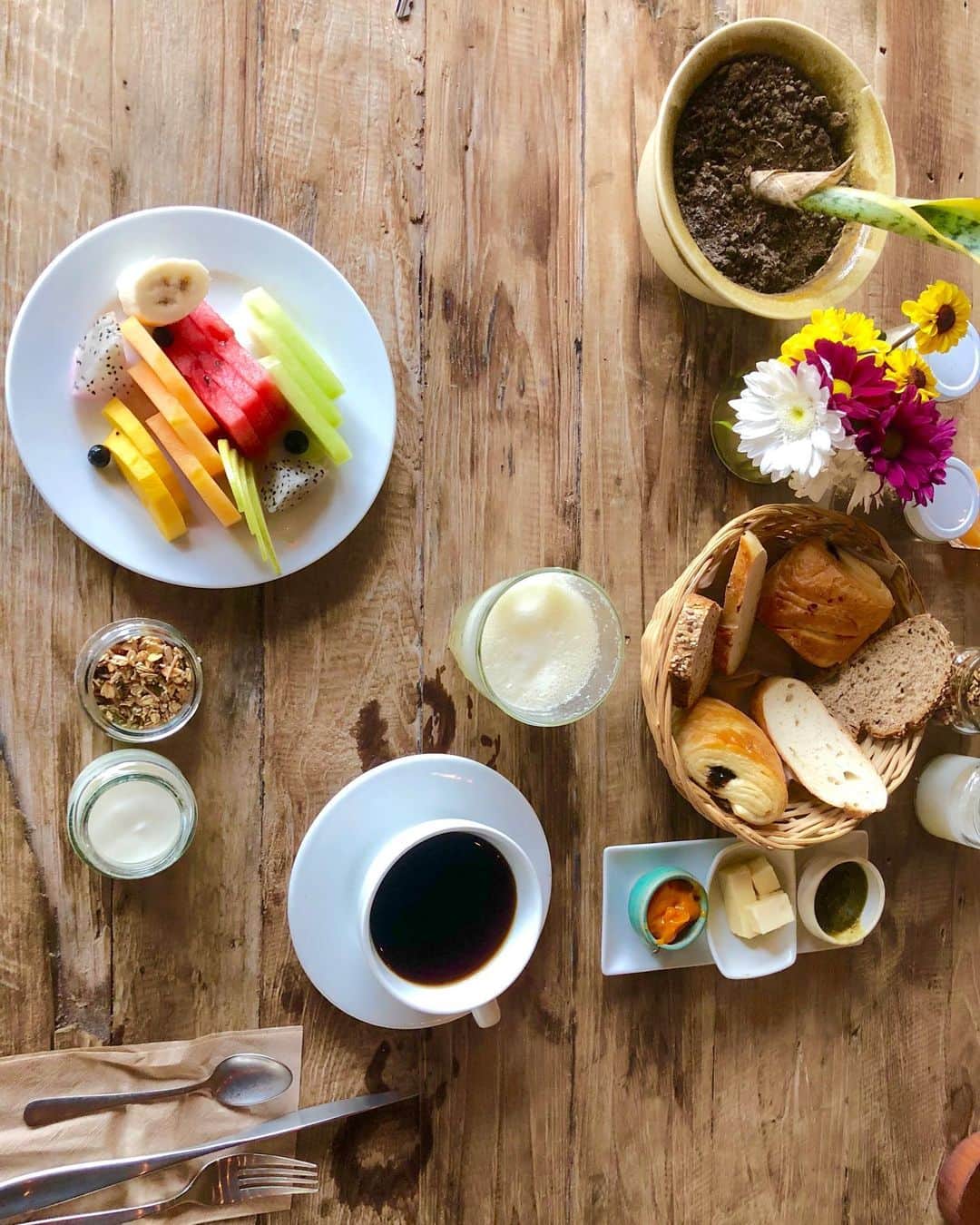 植野堀誠さんのインスタグラム写真 - (植野堀誠Instagram)「Colors 🍎🍌🥝🍍🍉 朝から大量のフルーツとヨーグルト、パン、ご飯まで食べてお腹パンパン。 #朝ごはん」8月22日 14時28分 - makotouenobori