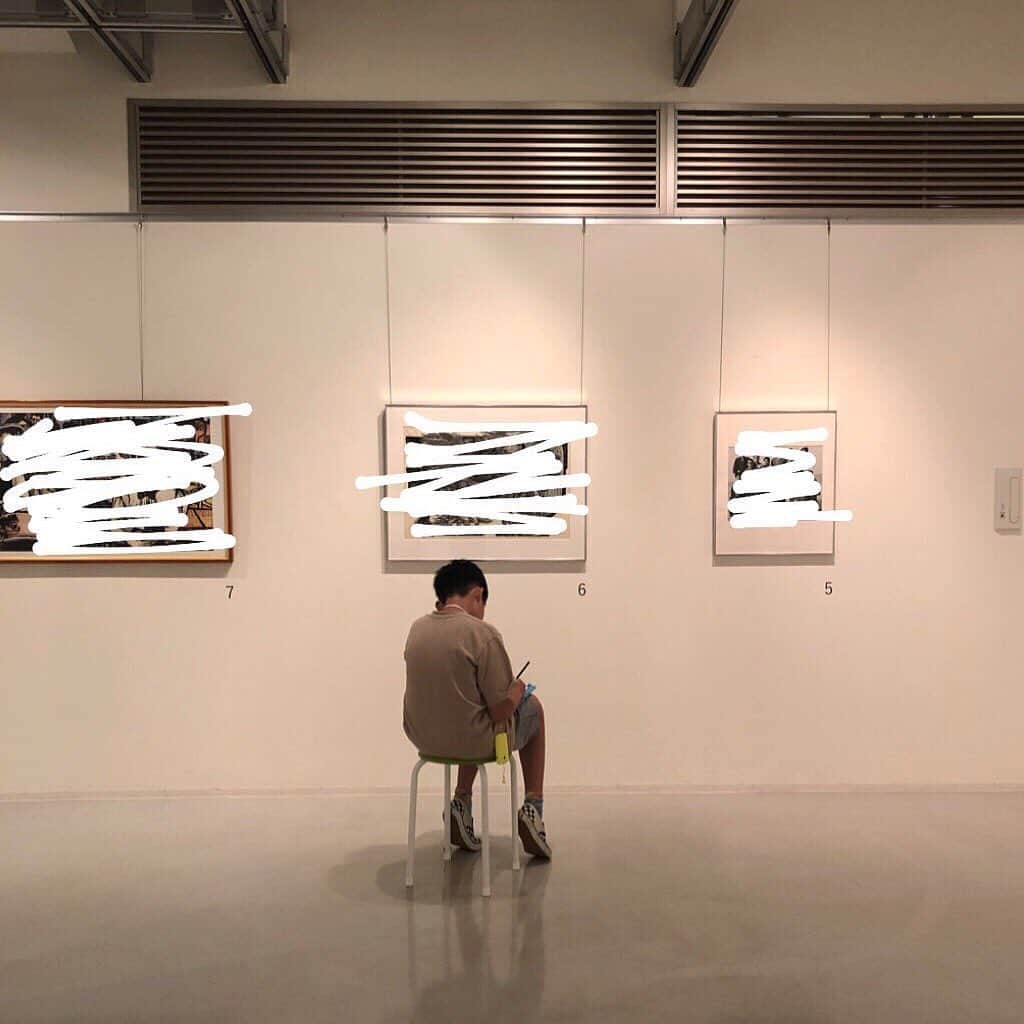 山﨑さおりさんのインスタグラム写真 - (山﨑さおりInstagram)「この間のランチの後はおしゃべり美術館に🎨 題名があえて伏せているのでおしゃべりしながらみんなで考えながら鑑賞できる 新しい美術館🖼 作品を模写出来るのでお気に入りの作品を模写しているところ👦🏻 夏休みどこも連れて行ってあげれなくてごめんよ🥺 一方ゆうしん待ちの千ちゃんはとゆうと、、🙊 またブログに書きます😂 . . #enoco  #おしゃべり美術館」8月22日 14時38分 - saori_emunjewelry