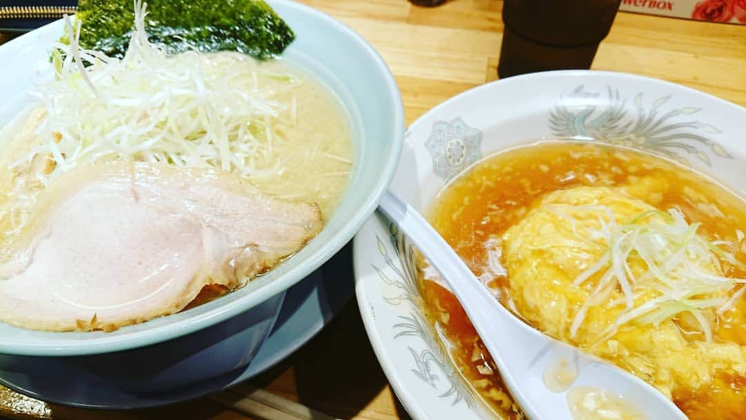 高井俊彦さんのインスタグラム写真 - (高井俊彦Instagram)「【西梅田合間ランチ☀️🍴2019.8.22】 駅前第１ビルのサリポロが食べたくて行ったらシャッターが💦 第２ビルにあった鯖６製麺所に行ったら店が変わってるやん‼️ ということで鯖６後に出来たラーメン屋『麺と出汁が絡むとき』に行きました😃✌️ 塩ネギラーメンと半天津飯のセット✨  美味しいやないかえ⤴️⤴️⤴️ どうやらとある名店の同士のコラボ店らしいです‼️ ここはまた行こうっと🎶 ん？  西梅田劇場が日曜日で終わるから中々行けへんか✋」8月22日 14時38分 - takai_toshihiko