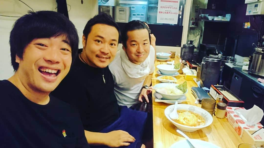 高井俊彦さんのインスタグラム写真 - (高井俊彦Instagram)「【西梅田合間ランチ☀️🍴2019.8.22】 駅前第１ビルのサリポロが食べたくて行ったらシャッターが💦 第２ビルにあった鯖６製麺所に行ったら店が変わってるやん‼️ ということで鯖６後に出来たラーメン屋『麺と出汁が絡むとき』に行きました😃✌️ 塩ネギラーメンと半天津飯のセット✨  美味しいやないかえ⤴️⤴️⤴️ どうやらとある名店の同士のコラボ店らしいです‼️ ここはまた行こうっと🎶 ん？  西梅田劇場が日曜日で終わるから中々行けへんか✋」8月22日 14時38分 - takai_toshihiko