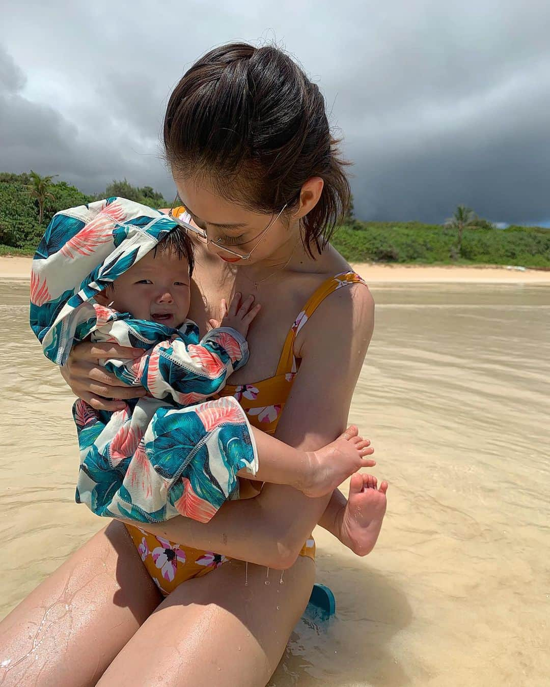 落合恭子のインスタグラム：「🏖 この夏の思い出 初めての海デビュー おぎゃん おぎゃんのギャン . 波の音が怖いらしい . @billabongwomensjp の肩ストラップがカワイイ #bikini 👙着てたのに、 抱っこしてたら丸まっちゃってた😂 . プールはご機嫌だったな〜 夏終わる前にプール行きたい🙆‍♀️ #summer #beach #firsttimeatthebeach #baby #7months #bwjp #momandson #盆踊り行きたい」