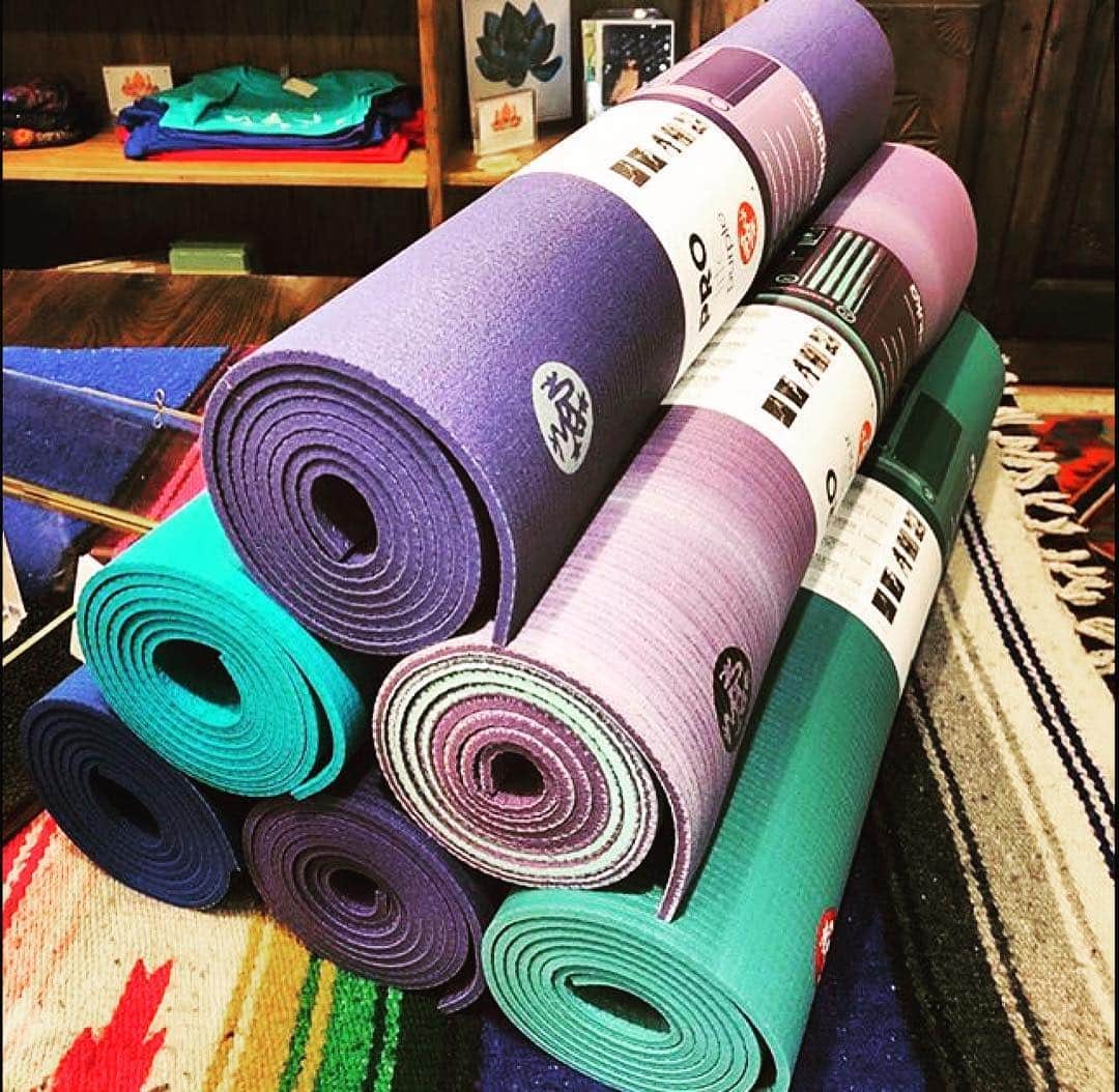 マンドゥカ 日本公式アカウントさんのインスタグラム写真 - (マンドゥカ 日本公式アカウントInstagram)「PRO liteのマットは、 色とりどりのマットを取り揃えています。 ・ 軽さと素材を兼ね備えた究極のマット。 ・ どんな色のマットがお好みですか？？ #Manduka#yoga#yogamat#prolite#fitness」8月22日 14時34分 - manduka_japan