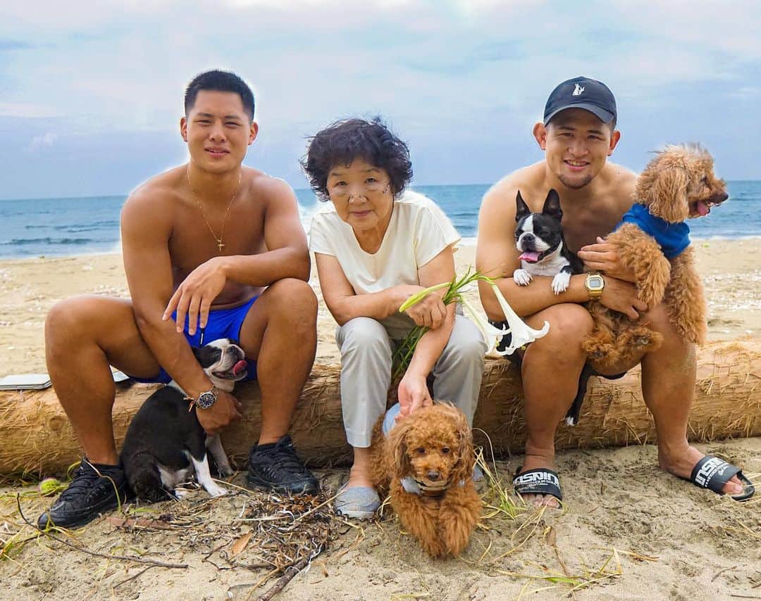 のインスタグラム：「RIZIN名古屋大会の後は、三重県のおばあちゃんの家に久しぶりに行けました🏠 遠いからなかなか会いに行けないけど、会える時にできるだけ会いたいな！とまた感じました。 おばあちゃんを連れ回して、ビーチで撮影会しましたw 近くに住む同い年の従兄弟も遊びに来てくれて、昔一緒に悪いことしたな〜と懐かしく感じました☺️ 今じゃパパだし、負けずに頑張るぞー！と思えました！ また遊びに行くね👍」