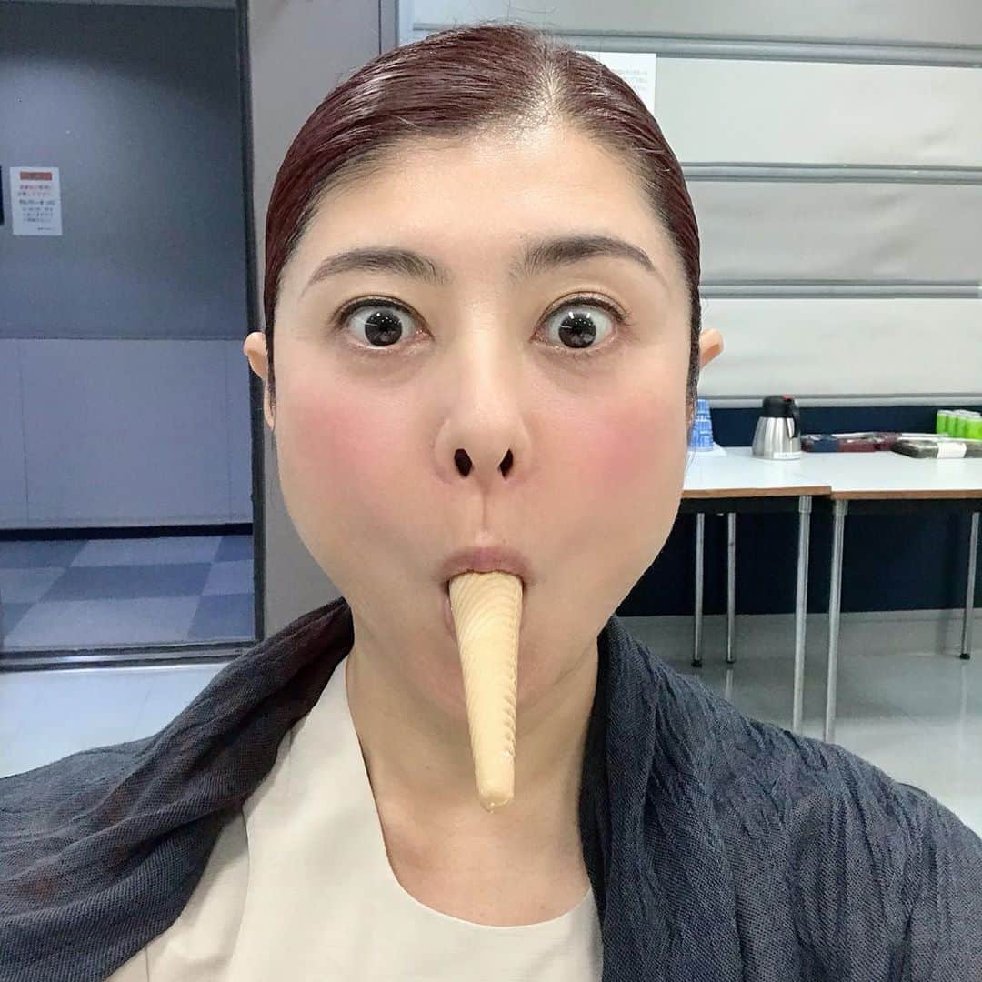 間々田佳子のインスタグラム：「今日はTVの撮影 頑張ります💪  #ながら顔ヨガ #口周りの引き締め #表情筋研究家 #顔ヨガ #間々田佳子」