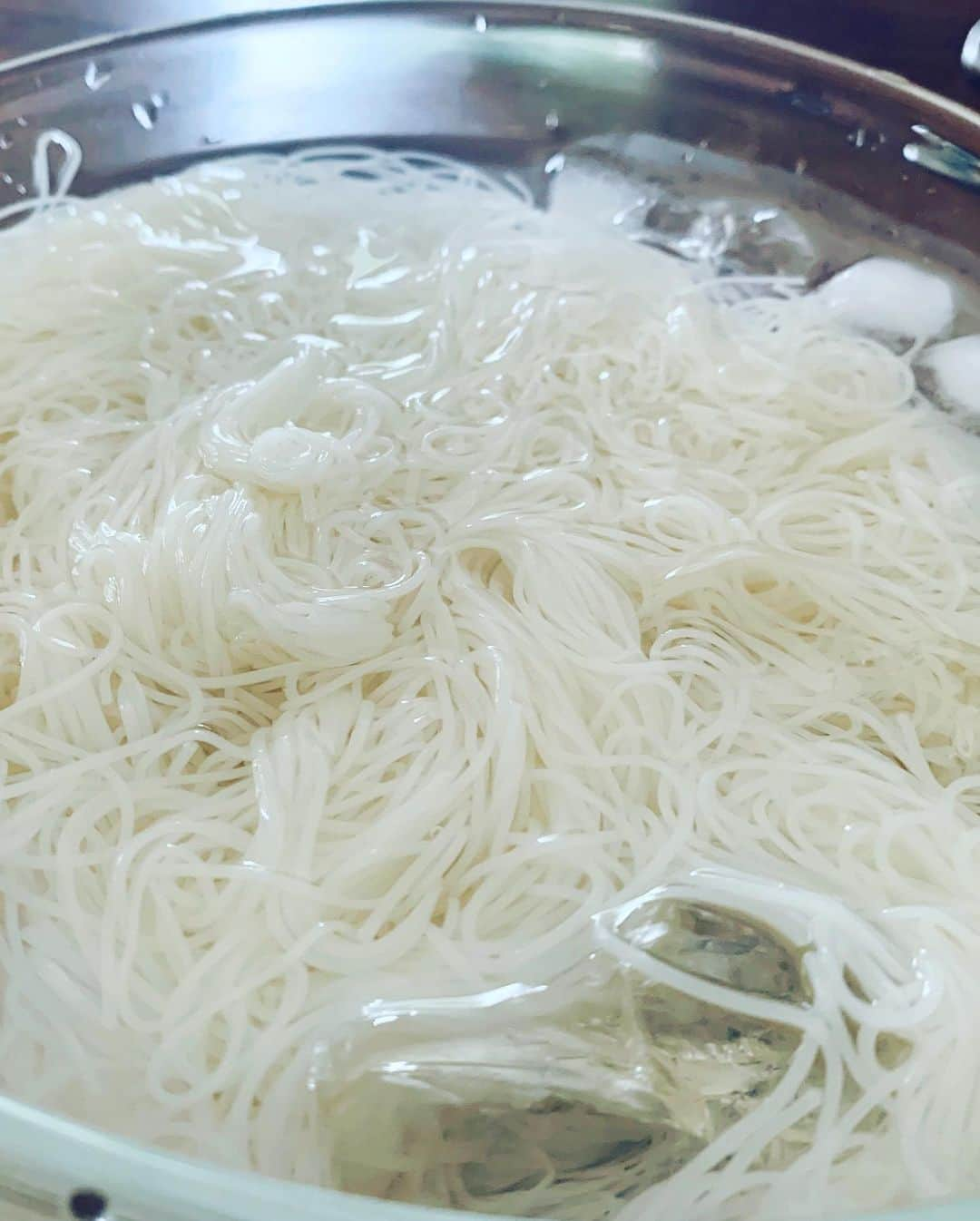 月船さららさんのインスタグラム写真 - (月船さららInstagram)「お素麺、お昼に頂いた。 お高級そうなお素麺^ ^ アートのように細く美しく美味しかった。」8月22日 14時57分 - sarara_tsukifune