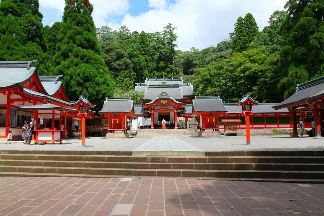 日本の国立公園さんのインスタグラム写真 - (日本の国立公園Instagram)「Established in 1934 as Kirishima National Park, Kirishima-Kinkowan National Park was one of Japan's first national parks. The park is located in southern Kyushu and can be broadly divided into the northern Kirishima area and the southern Kinkowan Bay area.⠀ .⠀ #KirishimaKinkowanNationalPark⠀ .⠀ https://www.japan.travel/national-parks/parks/kirishima-kinkowan/⠀ .⠀ Japan is an island nation full of vibrant nature and diverse landscapes.⠀ Magnificent mountains, frozen waterfalls, green forests, active volcanoes, blue oceans and endemic wildlife inspire curiosity and wonder.⠀ All of these natural assets are preserved in the national parks of Japan. Spend time in pristine natural environments and make memories in Japan's 34 National Parks.」8月22日 15時00分 - nationalpark_japan