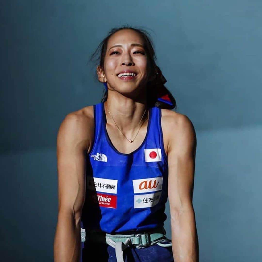 野口啓代のインスタグラム：「私の最後の世界選手権が終わりました。 初めて出場した世界選手権が2005年、16歳の時。 30歳で迎える9回目の世界選手権でした。* * コンバインド2位 ボルダー2位 リード5位 スピード34位でした。 * * 最後の世界選手権、優勝することは出来ませんでしたが、3つの単種目、コンバインド予選、そしてコンバインド決勝とすべての競技を満足するパフォーマンスで終えることが出来ました。 コンバインド決勝では、最初のスピードで失敗するもあまりダメージはなく、ボルダーの時には完全にスイッチが入って今シーズンの中でも最高の状態でした。最後のリードでは完登することは出来ませんでしたが、あんなに振り絞れて驚いています。ずっとずっと2位だったので、コンバインドのボルダーとはいえ初めて1位をとれたことが1番嬉しいです。* * 最後と決めた世界選手権そして東京オリンピックの代表権のかかるこの大会で自分はどんな登りができるんだろうと考えていました。1人でいるときは不安で押し潰されそうでした。でも、観客の前に立つと不思議と力が湧いてきて、私はやっぱりクライミングが大好きで、大会が大好きで、あと1年登りたいという気持ちしかなかったです。* * 日本人で最初に五輪内定を頂くことができ、ここからの1年は金メダルだけを狙います。* * 共に戦ってきた仲間達に恥じない努力を重ね、人間的にも実力的にも成長し、東京オリンピックに向けて頑張りますので引き続き応援お願いします！* * * My one last World Championships was ended. Remembering the first time, I was 16 y.o. in 2005. I'm now 30 y.o. It was the 9th World Championships in my career* * * I could not get the gold in the end, yet I'm fully satisfied with my performance in 3 single disciplines and Combined qualification/final. After Speed of Combined, I was left behind in the race, but I was not afraid. When Bouldering started, I was totally switched and felt me in the season best condition. In the last Lead, I could not get the top, but I've never thought about me making last strong moves by moves. I've always been in the 2nd place through this season, so I'm so happy to get 1st position in Boulder, even tough it was in Combined.* * I was under so much pressure when I stayed alone in the back of the wall. However, when I stood in front of cheering huge crowd, I could feel supernatural power inside me and I realized that I love climbing, love competitions and want to climb for one more year. * I became the first Japanese Olympic sport climbing athlete. The Olympics gold medal is only the aim in the next year.* * I will practice hard respecting my friends who's been fighting together. I will be stronger as a person and a climber. Let me climb in Tokyo2020 Olympic games with your Gamba!! Thank you!!* * * photo by @climbersjp  @au_official #大和証券 @thenorthfacejp @orientalbaio #三井不動産 @cowsoapcp #zeta  @c3fit @lasportivajp @petzl_official  @newhale_japan」
