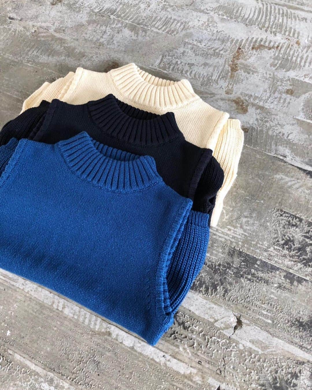 Juemiさんのインスタグラム写真 - (JuemiInstagram)「New Color Cotton Slit Sleeveless Knit Top / ¥7,280+tax 人気のニットトップスに新色のNAVYが登場。落ち着いたカラーで、秋にも活躍致します。 #juemi #juemistyle #ju76 #newcolor」8月22日 15時25分 - _juemi_