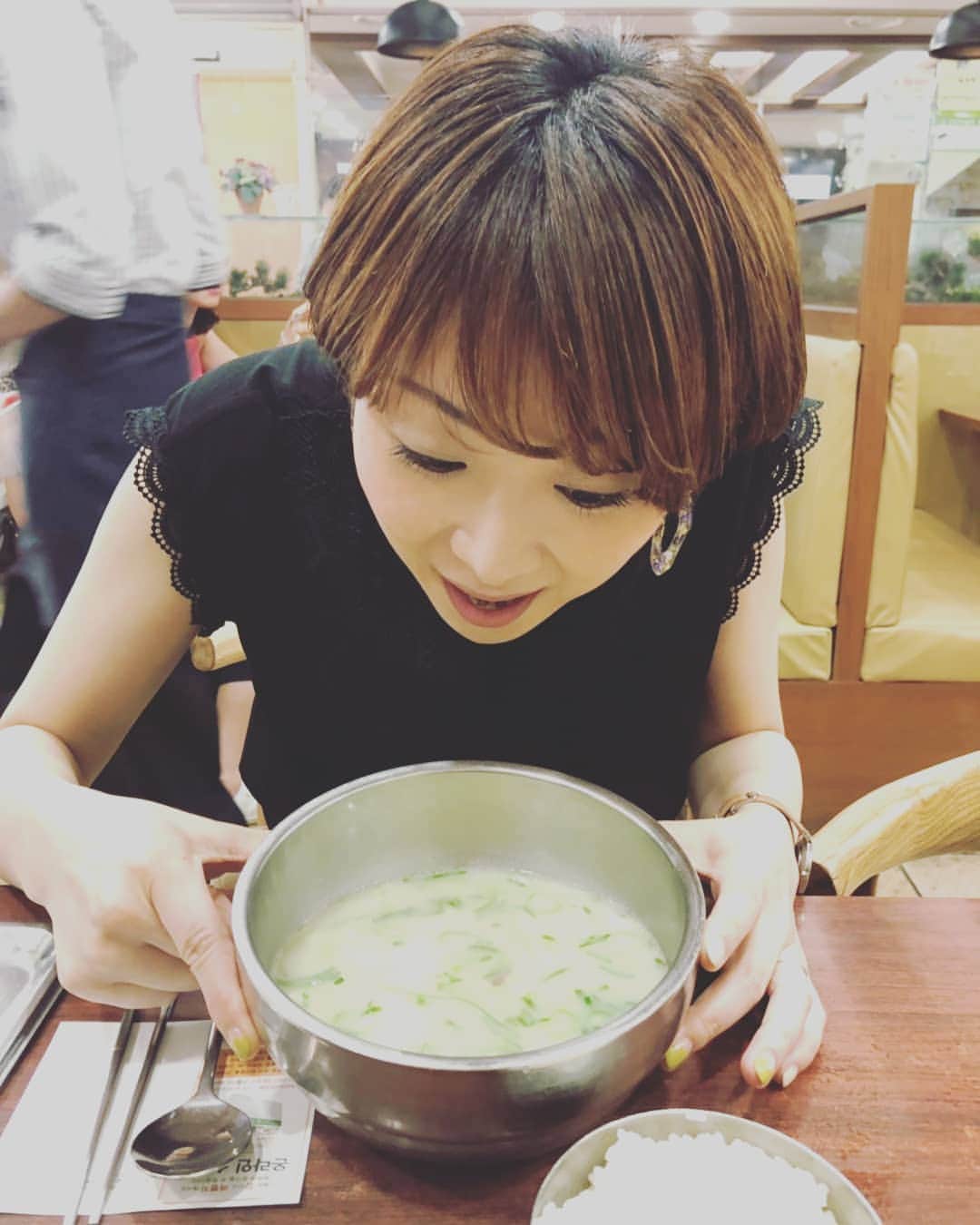林智美 さんのインスタグラム写真 - (林智美 Instagram)「数年ぶりに、 近々新たにプロフィール写真を 撮ることになりました。  わりと時間がありません。 手っ取り早く、 簡単に痩せられる方法を教えてください。  #本文と写真の矛盾 #趣味と特技は #食べること #🍴」8月22日 15時28分 - h_tomomi_i
