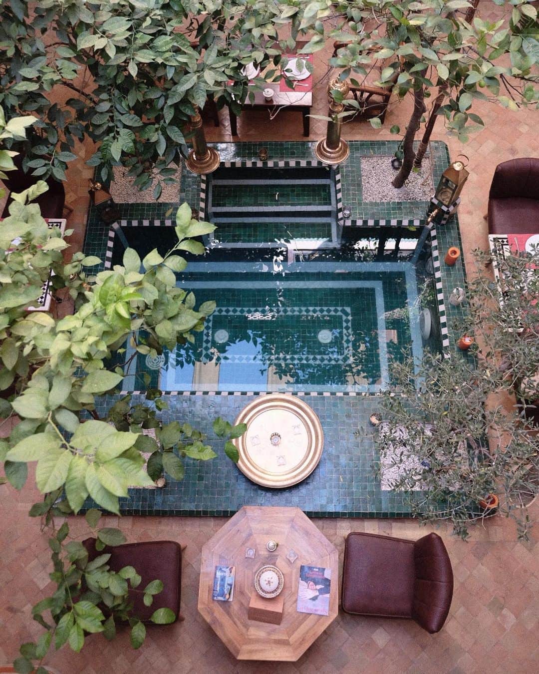 KUNIKAのインスタグラム：「Sweet riad, sweet cat, and sweet memory in Marrakesh ⛲️﻿ ﻿ マラケシュで3泊過ごしたリヤド、なんと猫ちゃんが住んでてたまにお部屋に遊びに来てくれたの最高に癒された...❤︎﻿ 物価が安いからこんな素敵なリヤドも安く泊まれて、もっといろんなリヤド見てみたい！からやっぱりモロッコはもう一度行きたい🇲🇦」