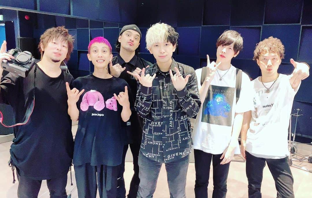 のインスタグラム：「カルxピンMV撮影でした！！ 素敵なメンツ。 with カルxピン @tadanokarisuma  怪盗PINKY video リッキー bass @kenbow0706  guiter @meimen  photo @elves63 #カルピン」
