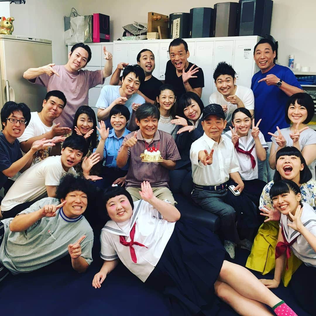 レイチェルのインスタグラム：「今週はNGKにて、  藍ねーさん座長週に出演させていただいておりますよ！  藍ねーさんらしいハートフルな新喜劇！  宜しかったら、劇場&テレビで是非是非ですよ！  そしてそして、今日は内場さんの誕生日ということで、楽屋で全員でお祝いしましたよ！  内場さん、本当におめでとうございマウストゥーマウスっ！！！！！ 😁😁😁😁🎉🎉🎉🎉🎉✨✨✨✨✨🎶🎶🎶🎶🎶」