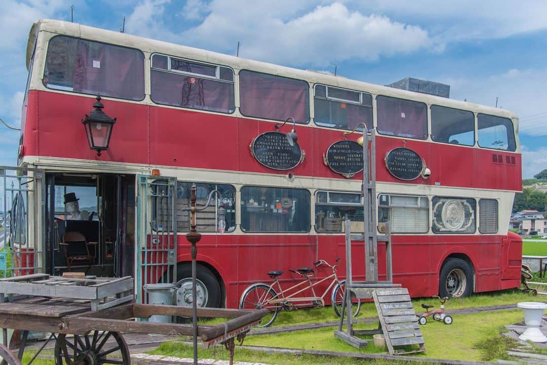 ことりっぷさんのインスタグラム写真 - (ことりっぷInstagram)「岡山で見つけたカフェ「MONTAGUE」は、のどかな景色の中にぱっと目をひくレトロな赤いバスが目印。﻿ ﻿ ロンドンから海を渡ってやってきたロンドンバスの中は、アンティークなインテリアの趣のある空間になっています。﻿ ﻿ 見晴らしもよいので、景色を楽しみながらカレーやパニーニなどの食事メニュー、豊富なドリンクメニューを楽しめますよ。﻿ ﻿ ﻿ ＼豪華賞品をプレゼント／﻿ 夏だけの特別な写真投稿コンテストがスタート！﻿ 最大5万円の旅行券や、ミラーレス一眼、宿泊券などたくさんの賞品がありますよ。﻿ ﻿ 応募方法は、ことりっぷアプリから「#旅のひととき」をつけて写真を投稿するだけ♪﻿ 詳しくはトップページのURLからご覧ください。﻿ @cotrip_official﻿ ﻿ #ことりっぷ#ことりっぷアプリ#旅行#trip#フォトコンテスト﻿ #montague#モンタギュー#岡山#岡山カフェ#ロンドンバス﻿ #ig_japan#visitjapan #japantrip #japantravel」8月22日 15時58分 - cotrip_official