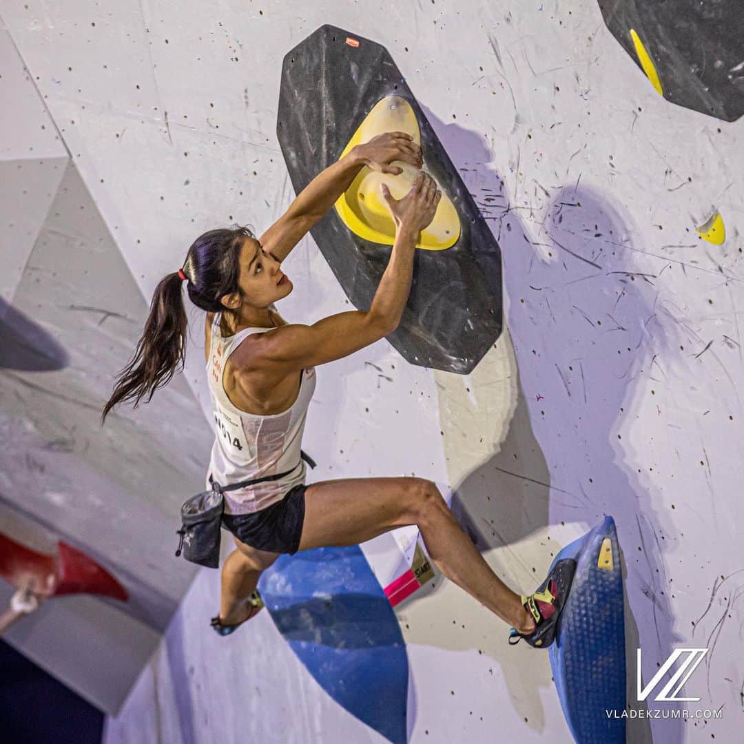 アラーナ・イップのインスタグラム：「Heading home from Japan today and I’m taking some time to reflect on the entire World Championships. I will never forget the moment that @mccollsean qualified for the Olympics! ⠀⠀⠀⠀⠀⠀⠀⠀⠀ Personally I am so happy to have placed 7th in Bouldering and qualified for the combined event. There is a tiny part of me that is sad that I didn’t qualify for the Olympics here, but this was just the first chance of 3. Next chance is soon so it’s back to training for now!  Photos @vladek_zumr and @allisonvest ⠀⠀⠀⠀⠀⠀⠀⠀⠀ @arcteryx @scarpana @canfund @petzl_official」