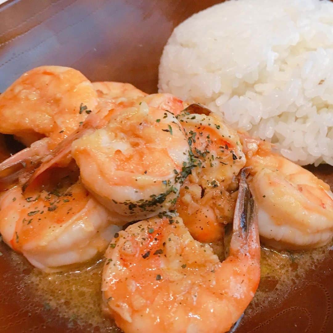 山西章博のインスタグラム：「今日のご飯。ガーリックシュリンプなのさ！ #ガーリックシュリンプ  #カルディ  #ガーリックシュリンプの素  #安くて美味い #ハワイ  #初心者主夫」