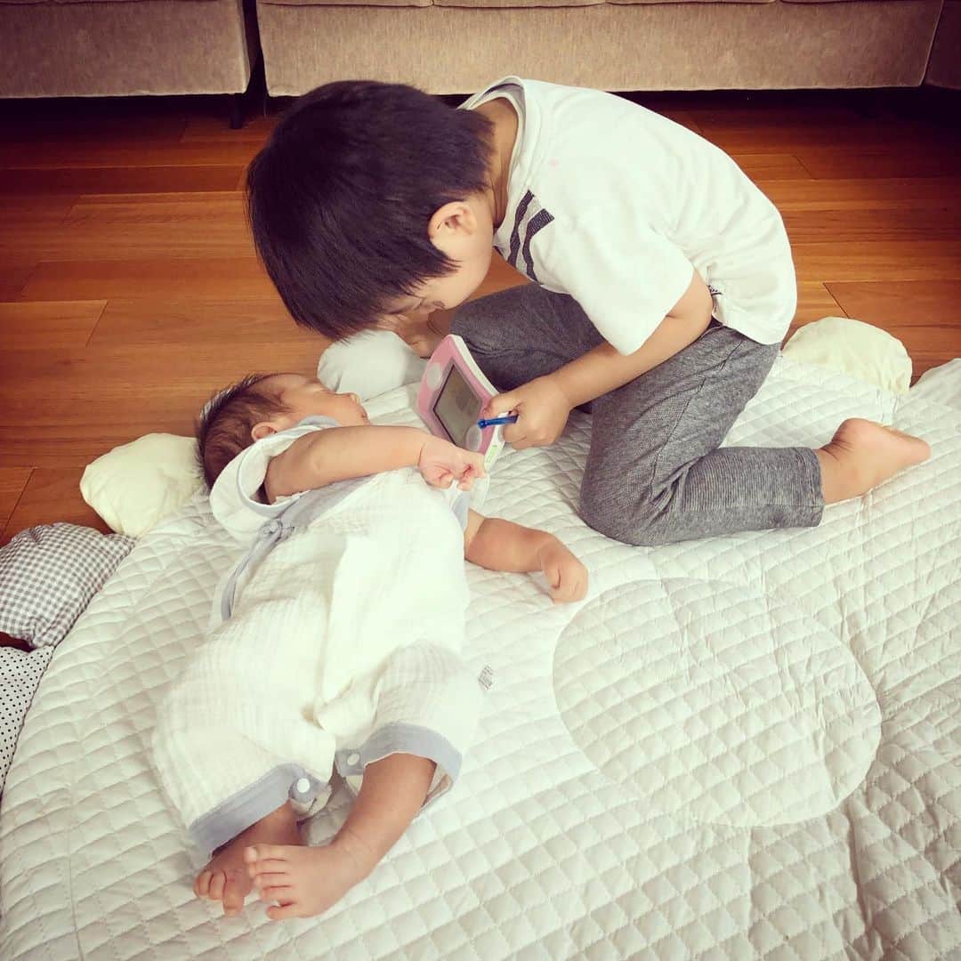 涼紫央さんのインスタグラム写真 - (涼紫央Instagram)「おにいちゃんが いっしょにあそんでくれます♡ #3歳 #生後36日」8月22日 16時12分 - toitoitoi