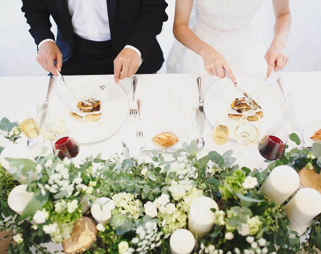 メゾン・ド・タカ芦屋のインスタグラム：「✴︎ 新郎新婦のおふたりも、 ゲストと一緒に食べたい！ ✴︎ せっかくの「美味しい時間」を 大切なゲストと分かち合えたら素敵ですね。 ・ メゾンドタカ芦屋では、 〝完食〟される新郎新婦さまが圧倒的に多いです🍽 ・ パーティ中に召し上がれなかったお料理は後ほどゆっくり控え室でも、、、♡ ・ ・ レストランウエディングならではの楽しみのひとつです🌿 ・ ・ @maisondetaka_wedding」