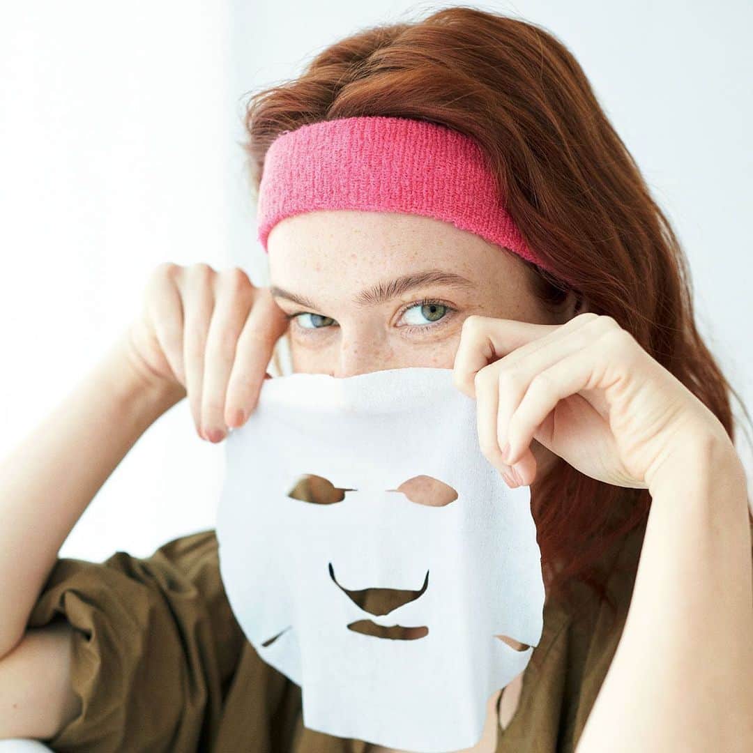 のインスタグラム：「残暑に負けない“ちょうどいい”肌づくり 「猛暑！“くずさない”ために朝のスキンケアをひと工夫」  朝からシートマスクを！⠀ ⠀ 詳しくはGINZA9月号をチェック⠀ 👉@ginzamagazine⠀ ⠀ #ginzamagazine #makeup #スキンケア」
