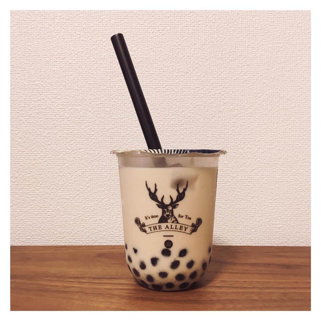 黒木晴香のインスタグラム：「初めてタピった🥤🥤 ——————————— #タピオカ #初体験 #tokyo #japan #たまには可愛いのも飲むのよ」