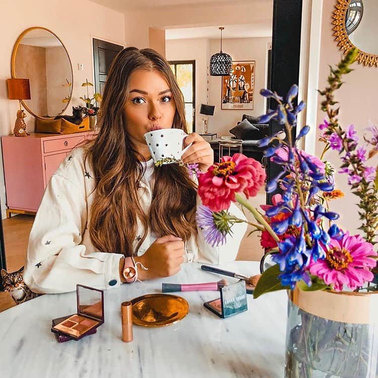 のインスタグラム：「Good coffee. Good mood. Good day☕️ ( @inesgomesdefaria )#icewatch #changeyoucan #iceduochic #beduobechic #blush #morning #morningroutine #flower #girl #watch」