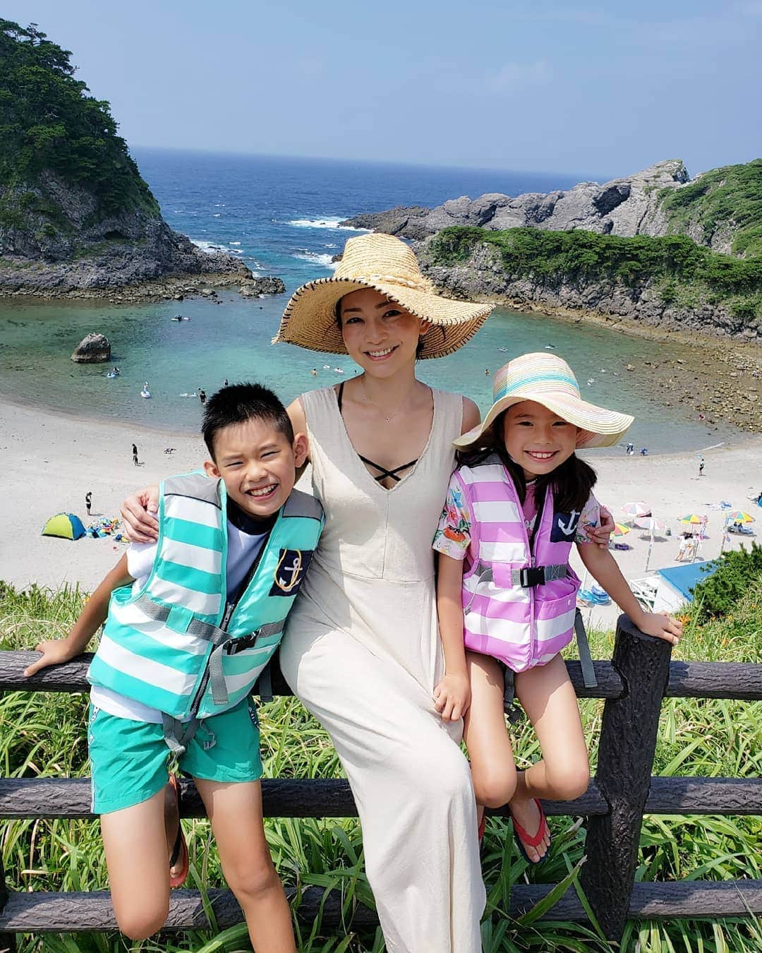 佐藤純さんのインスタグラム写真 - (佐藤純Instagram)「一日目は、泊海水浴場🏖️ めちゃめちゃいい天気☀️ 前日まで、台風の影響で大荒れだったみたい。。。🌀☔ この時は、まだ白かったな～。。。 だんだん黒くなっていった😱💦 ちなみに…息子の2枚目が一日目。 3枚目が4日目。 真っ黒になったのがよくわかる(笑)😂 * #式根島 #shikinejima  #SIKINE  #泊海水浴場 #海 #海水浴 #さるびあ丸 #夏休み #チャラ子とチャラ男の夏休み #親子 #兄妹 #式根島のおもいで #ママ#ママモデル#モデル #mama #mamamodel #model」8月22日 16時40分 - junsatoidea