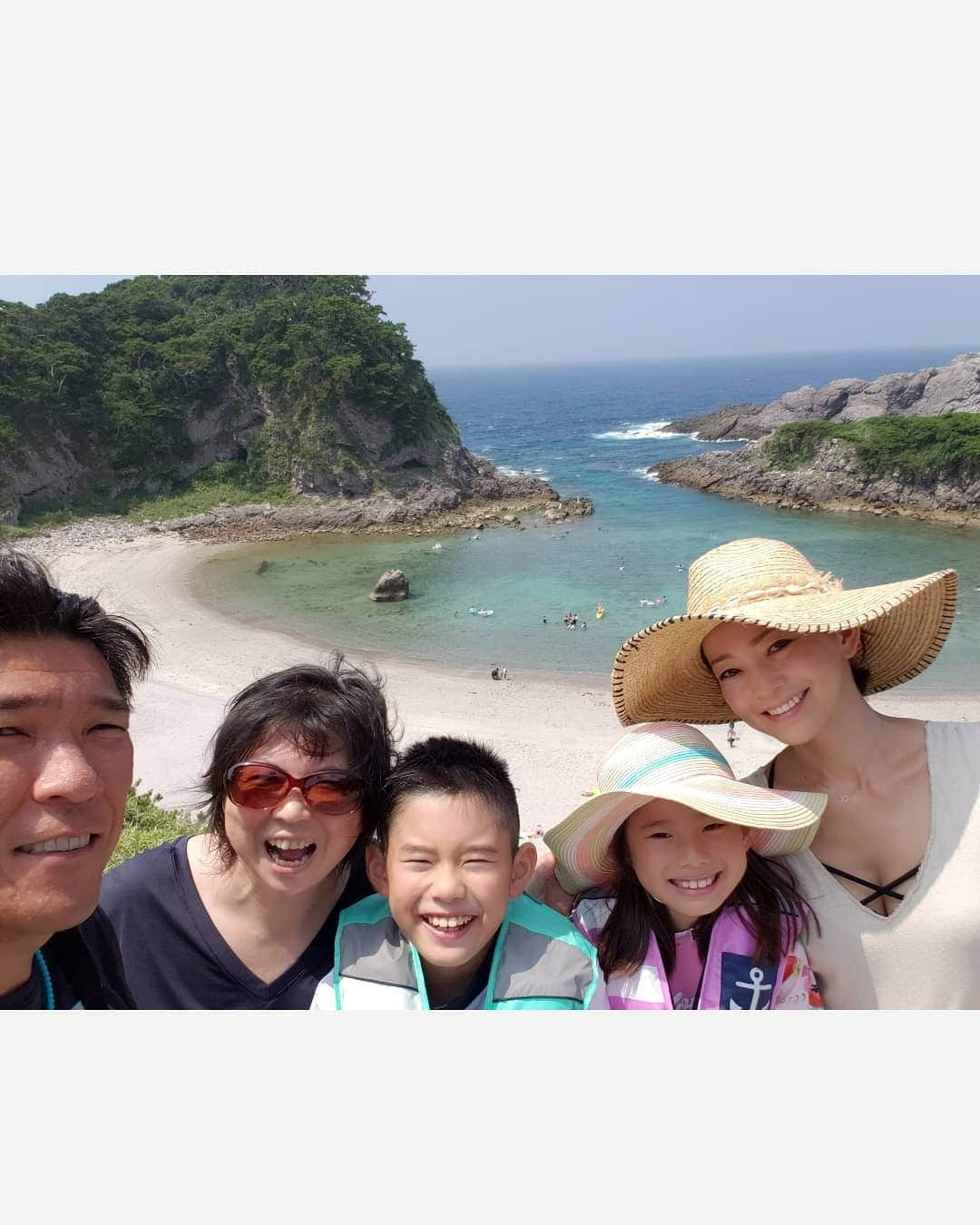 佐藤純さんのインスタグラム写真 - (佐藤純Instagram)「一日目は、泊海水浴場🏖️ めちゃめちゃいい天気☀️ 前日まで、台風の影響で大荒れだったみたい。。。🌀☔ この時は、まだ白かったな～。。。 だんだん黒くなっていった😱💦 ちなみに…息子の2枚目が一日目。 3枚目が4日目。 真っ黒になったのがよくわかる(笑)😂 * #式根島 #shikinejima  #SIKINE  #泊海水浴場 #海 #海水浴 #さるびあ丸 #夏休み #チャラ子とチャラ男の夏休み #親子 #兄妹 #式根島のおもいで #ママ#ママモデル#モデル #mama #mamamodel #model」8月22日 16時40分 - junsatoidea