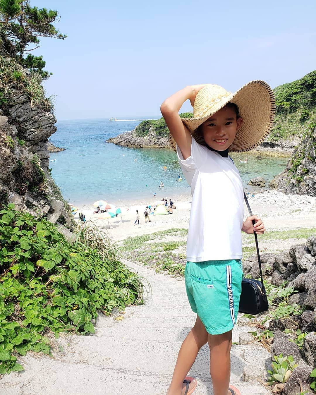 佐藤純さんのインスタグラム写真 - (佐藤純Instagram)「一日目は、泊海水浴場🏖️ めちゃめちゃいい天気☀️ 前日まで、台風の影響で大荒れだったみたい。。。🌀☔ この時は、まだ白かったな～。。。 だんだん黒くなっていった😱💦 ちなみに…息子の2枚目が一日目。 3枚目が4日目。 真っ黒になったのがよくわかる(笑)😂 * #式根島 #shikinejima  #SIKINE  #泊海水浴場 #海 #海水浴 #さるびあ丸 #夏休み #チャラ子とチャラ男の夏休み #親子 #兄妹 #式根島のおもいで #ママ#ママモデル#モデル #mama #mamamodel #model」8月22日 16時40分 - junsatoidea