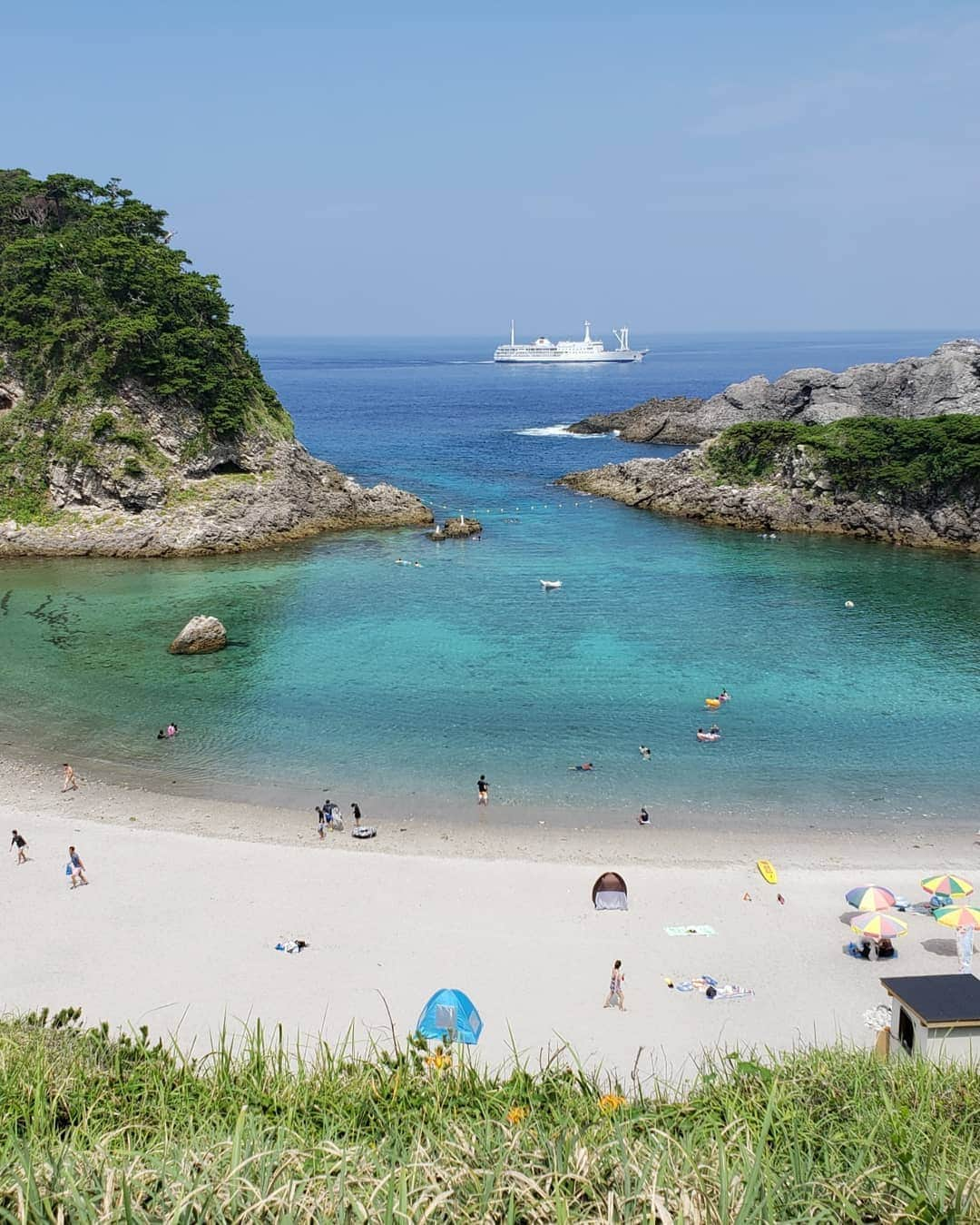 佐藤純さんのインスタグラム写真 - (佐藤純Instagram)「一日目は、泊海水浴場🏖️ めちゃめちゃいい天気☀️ 前日まで、台風の影響で大荒れだったみたい。。。🌀☔ この時は、まだ白かったな～。。。 だんだん黒くなっていった😱💦 ちなみに…息子の2枚目が一日目。 3枚目が4日目。 真っ黒になったのがよくわかる(笑)😂 * #式根島 #shikinejima  #SIKINE  #泊海水浴場 #海 #海水浴 #さるびあ丸 #夏休み #チャラ子とチャラ男の夏休み #親子 #兄妹 #式根島のおもいで #ママ#ママモデル#モデル #mama #mamamodel #model」8月22日 16時40分 - junsatoidea