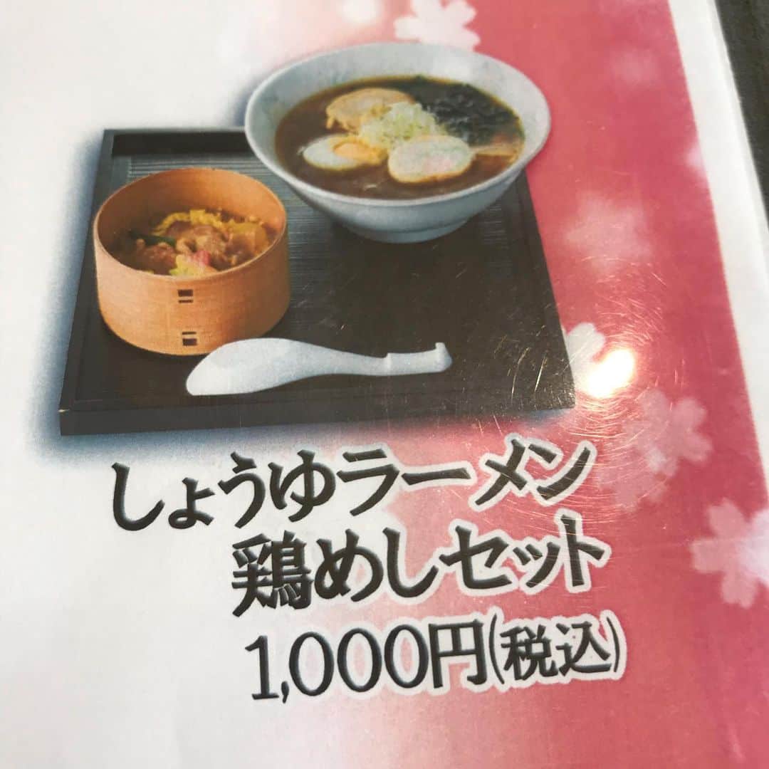 森武史さんのインスタグラム写真 - (森武史Instagram)「#秋田 ロケの昼御飯  #大館 駅前の  #花善 というお店 どうも #鶏めし が 名物駅弁のようで、 お店で 当然 #ラーメン と一緒にいただいた！ ちょっと甘めの味付けでしたが、 大変幸せになれまし♬た～！ ラーメンは塩の方が、鶏めしに合ったかも！？ #ramen」8月22日 16時37分 - takeshimori.free.tar.ana