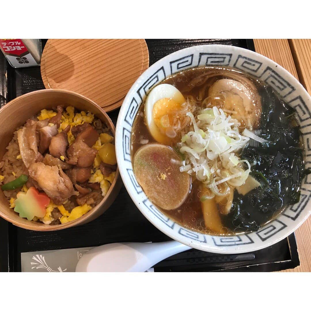 森武史さんのインスタグラム写真 - (森武史Instagram)「#秋田 ロケの昼御飯  #大館 駅前の  #花善 というお店 どうも #鶏めし が 名物駅弁のようで、 お店で 当然 #ラーメン と一緒にいただいた！ ちょっと甘めの味付けでしたが、 大変幸せになれまし♬た～！ ラーメンは塩の方が、鶏めしに合ったかも！？ #ramen」8月22日 16時37分 - takeshimori.free.tar.ana