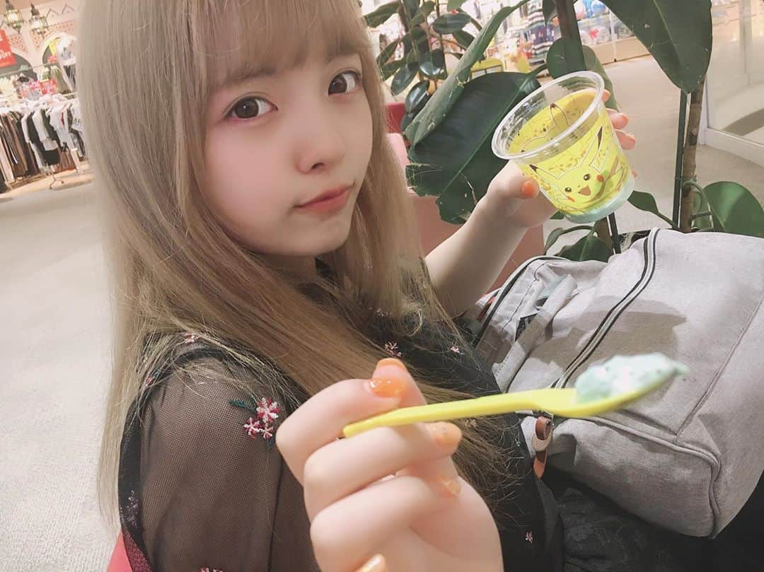 宮瀬ももかさんのインスタグラム写真 - (宮瀬ももかInstagram)「アイス食べる？ って写真🍨 . . . . . . . . . #アイス #サーティーワン #派手髪 #地下アイドル #フォロー #いいね返し #夏 #丸顔」8月22日 16時46分 - m1y_mm