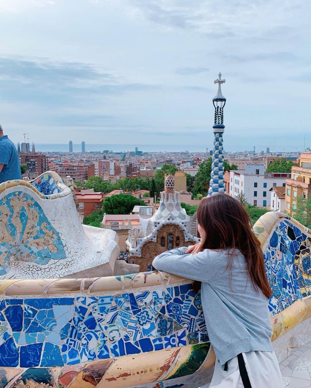 早川茉希さんのインスタグラム写真 - (早川茉希Instagram)「【💃Barcelona🕺Day3】  バルセロナ最後の日は 前日に慌ててチケットを購入した#グエル公園 へ🌼 英語ツアーに申し込んだのですが、 他の参加者は2カ月前にチケットを 取ったと言っていました😳 早めに購入した方が良さそうです🎫  ツアーは、グエル公園のシンボル的な トカゲ（のような何からしい）や 建物、柱、壁、イス、、、 全てにガウディの世界観が詰まっていて可愛かった、、✨ カラフルなタイルも素敵🌈🤗 ・ ランチのCervesería Catalanaは 賑わっていて何食べても美味しかった〜🥺❤️（pic4）  午後は#サグラダファミリア の内部へ！！ ・ 外観も迫力があったけれど、 内部の装飾は想像を超えて素敵だった✨✨ 華やかな内装というより、 空間美を意識した今まで見たことのない美しさ✨  塔の上まで登るチケットは人気で完売😭 2026年に完成予定とのことなので、 何年後か、何十年後か 完成したらまた訪れたい場所☺️❤️ ・ その時は塔の上も行ってみたいな〜🙏🏻✨ ・ #barcelona #spain #europe #バルセロナ旅行 #ヨーロッパ旅行 #スペイン #バルセロナ #ガウディ #ガウディ建築 #その後空港へ向かい次の都市へ #バルセロナ2泊3日 #他のスペイン都市も行ってみたい #🇪🇸 #夏休み #この日の朝は涼しかった #タビジョ #旅行好きな人と繋がりたい  #makiヨーロッパ旅行2019」8月22日 16時57分 - maki_hayakawa